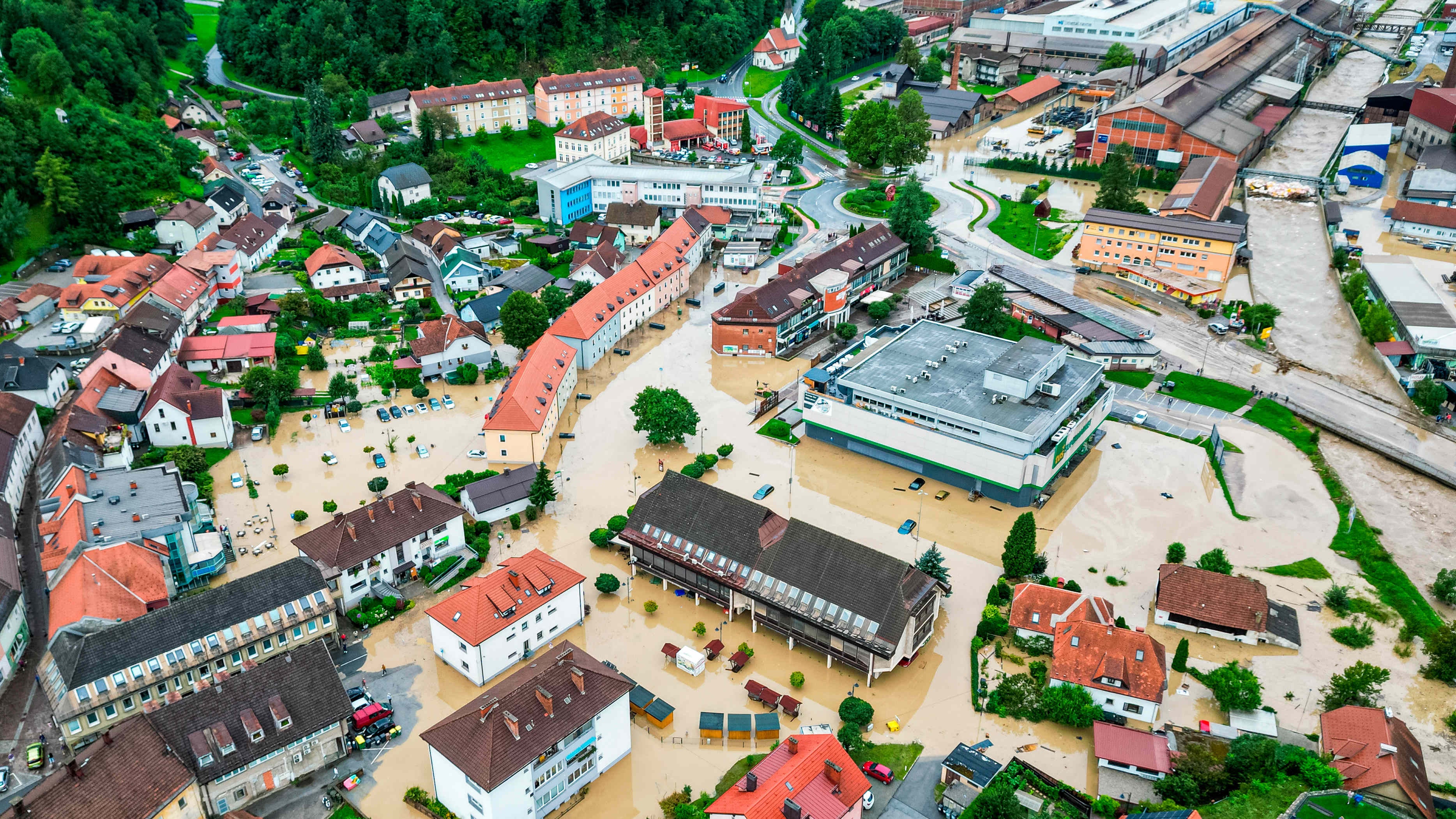 04.08.2023, Slowenien, Ravne na Koroskem: Blick auf ein &uuml;berschwemmtes Gebiet in Ravne na Koroskem, rund 60 Kilometer nord&ouml;stlich von Ljubljana. Starke Regenf&auml;lle verursachten in Teilen Sloweniens Sturzfluten und Erdrutsche, die Stra&szlig;en und Br&uuml;cken blockierten, Geb&auml;ude &uuml;berfluteten und Evakuierungen erzwangen. Foto: Gregor Ravnjak/AP/dpa +++ dpa-Bildfunk +++
