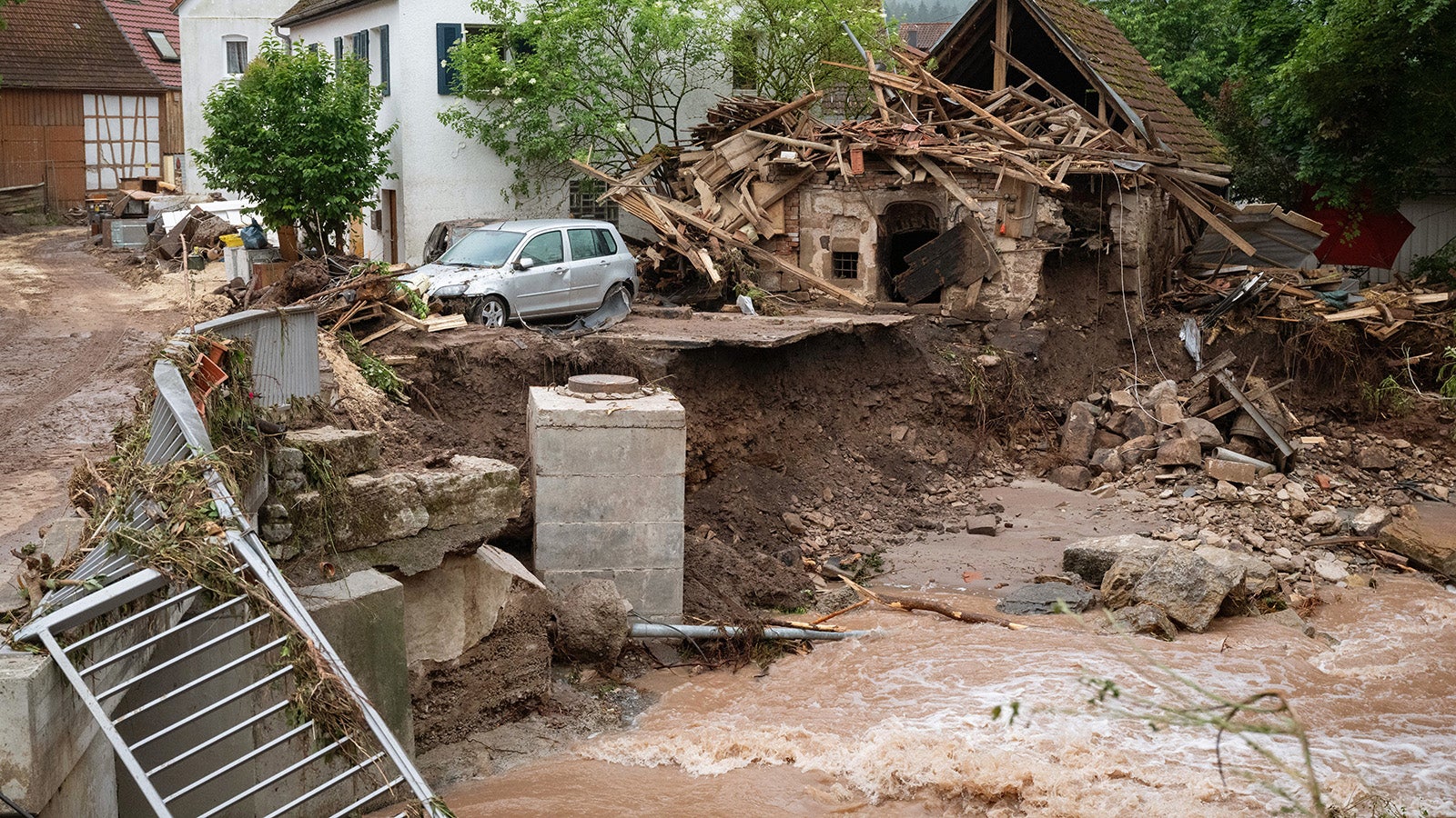 dpatopbilder - 04.06.2024, Baden-W&uuml;rttemberg, Klaffenbach: Blick auf ein durch Hochwasser zerst&ouml;rtes Geb&auml;ude an der Wieslauf. Foto: Marijan Murat/dpa +++ dpa-Bildfunk +++