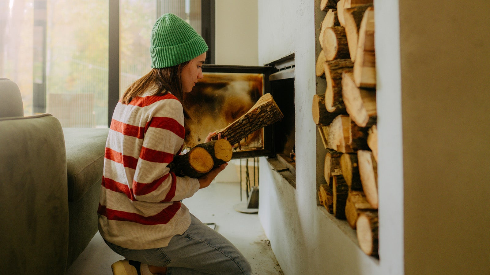 Beim Anheizen des Kamins kommt es auf die richtige Anordnung der Holzscheite an. 