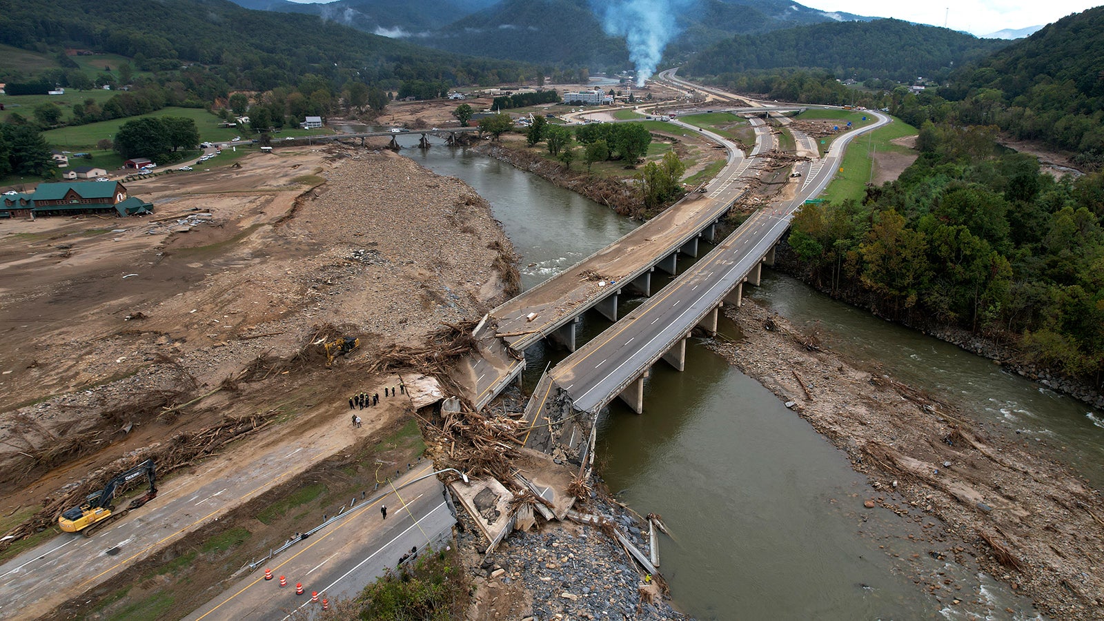 04.10.2024, USA, Erwin: Eine Br&uuml;cke entlang der Interstate 26 ist nach dem Hurrikan &laquo;Helene&raquo;  zerst&ouml;rt. Foto: Jeff Roberson/AP/dpa +++ dpa-Bildfunk +++