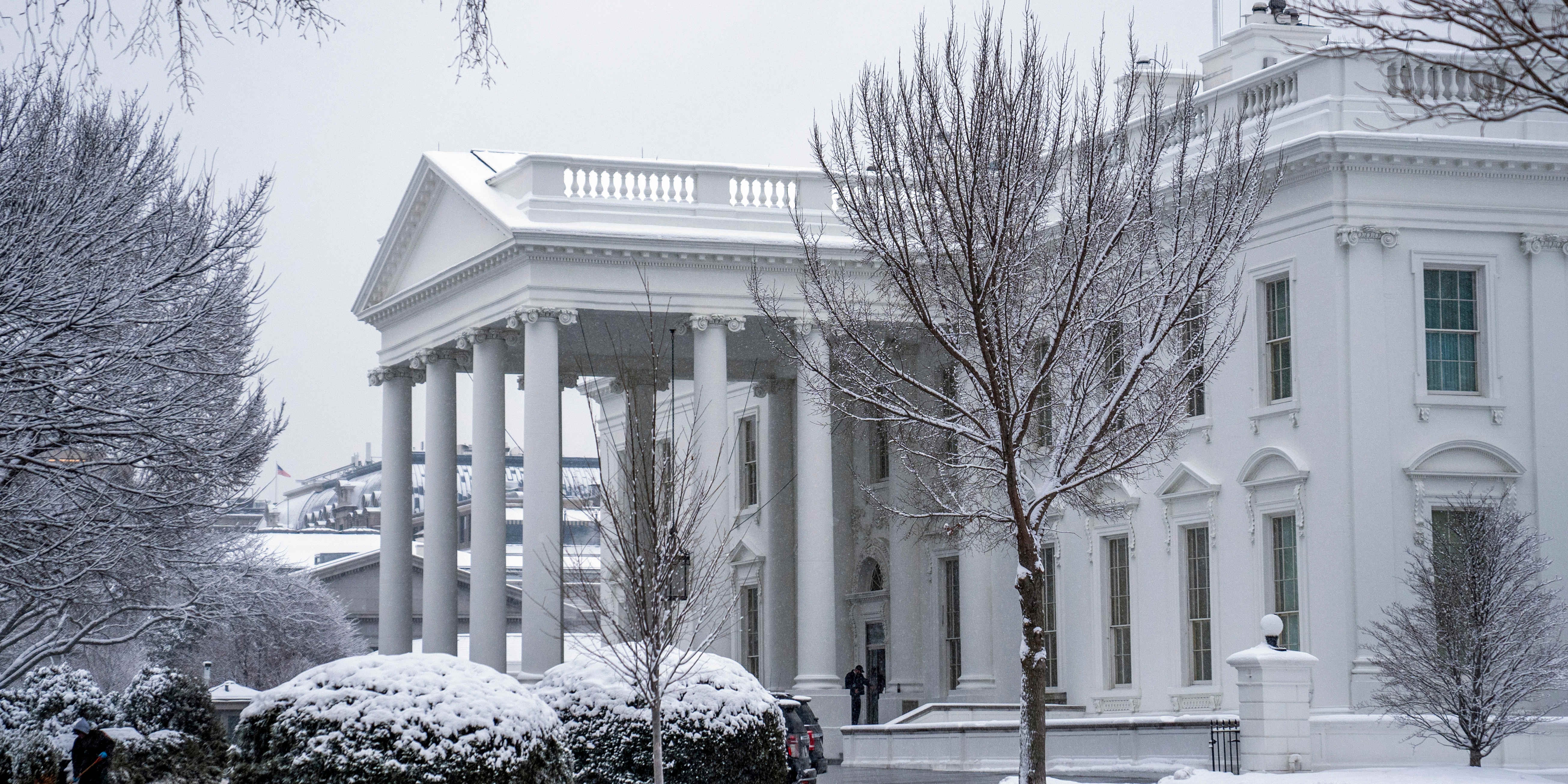 19.01.2024, USA, Washington: Ein Arbeiter r&auml;umt w&auml;hrend eines Wintersturms in Washington den Schnee von der Einfahrt zum Wei&szlig;en Haus. Foto: Evan Vucci/AP +++ dpa-Bildfunk +++