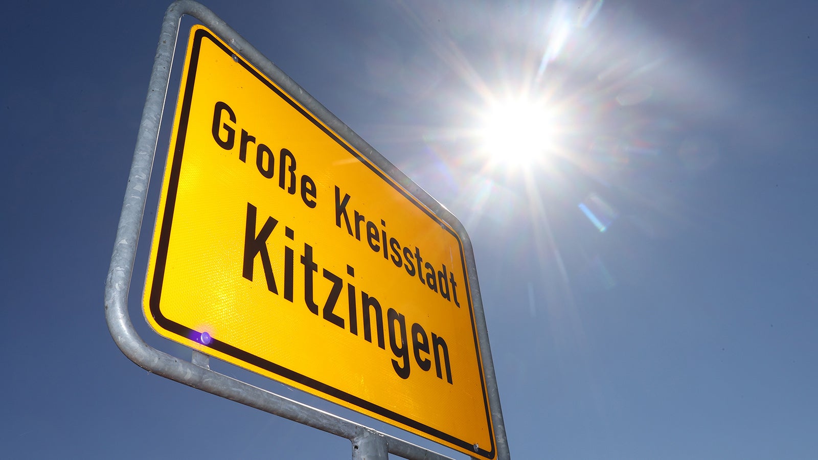ARCHIV - 19.07.2022, Bayern, Kitzingen: Ein Ortsschild der Stadt Kitzingen steht im Sonnenschein. Seit 2015 h&auml;lt Kitzingen den bayerischen Temperaturrekord. (zu dpa: &laquo;Hei&szlig;, hei&szlig;er, Kitzingen: Deshalb ist es dort so warm&raquo;) Foto: Karl-Josef Hildenbrand/dpa +++ dpa-Bildfunk +++