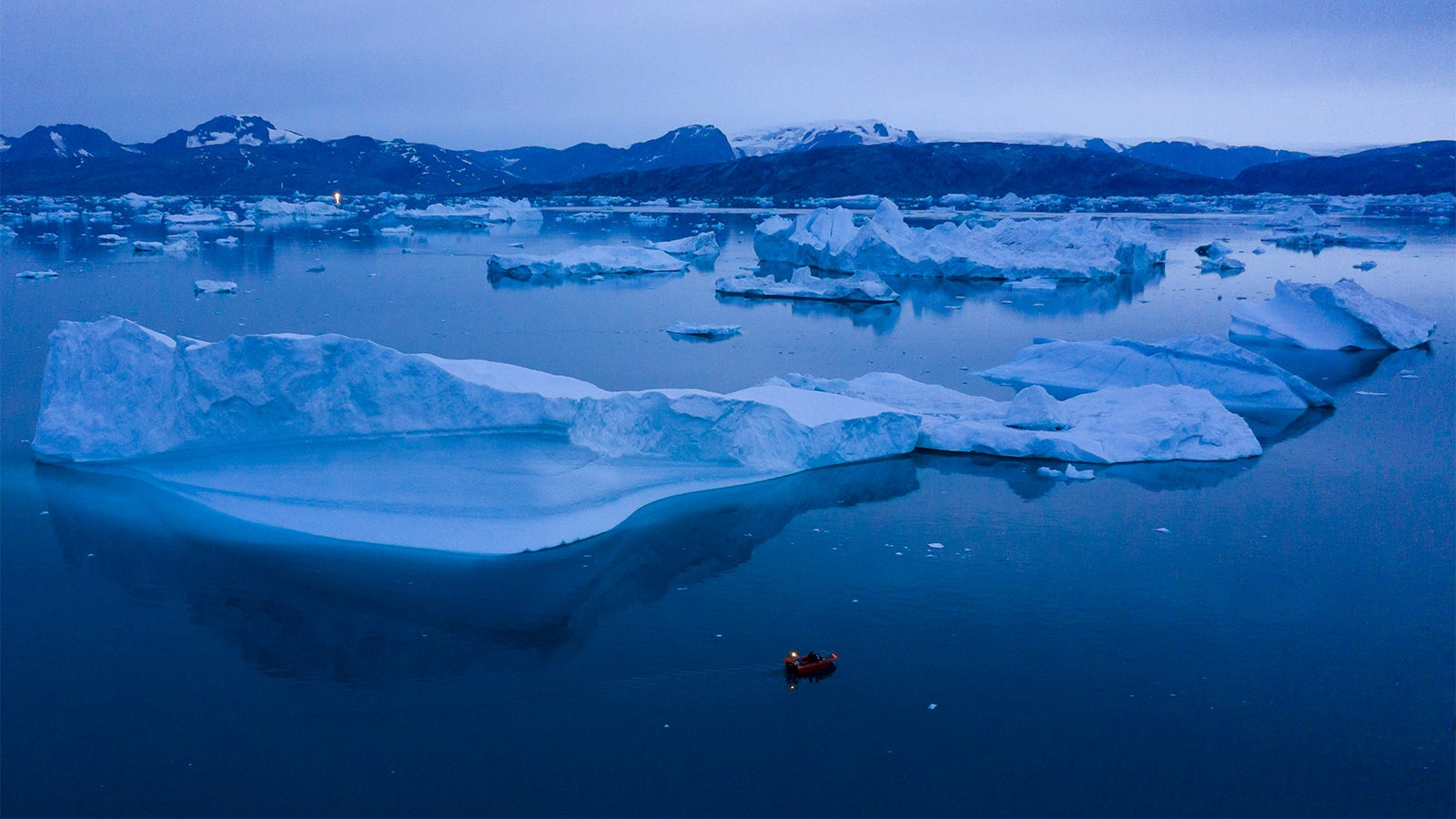 ARCHIV - 15.08.2019, Gr&ouml;nland, Kulusuk: Ein kleines Boot schwimmt inmitten eines Eisbergfeldes. (zu dpa: &laquo;Verheerende Folgen bef&uuml;rchtet: Droht der Str&ouml;mungskollaps im Atlantik?&raquo;) Foto: Felipe Dana/AP/dpa +++ dpa-Bildfunk +++