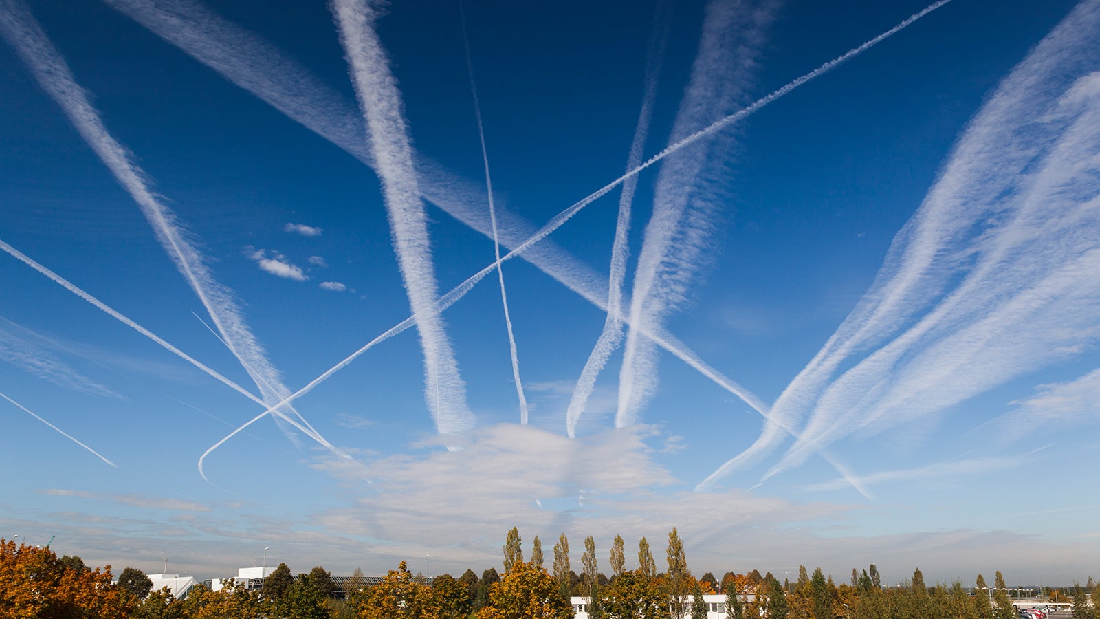 Kondensstreifen bilden sich hinter den Triebwerken von Flugzeugen. Dabei handelt es sich um k&uuml;nstliche Wolken.