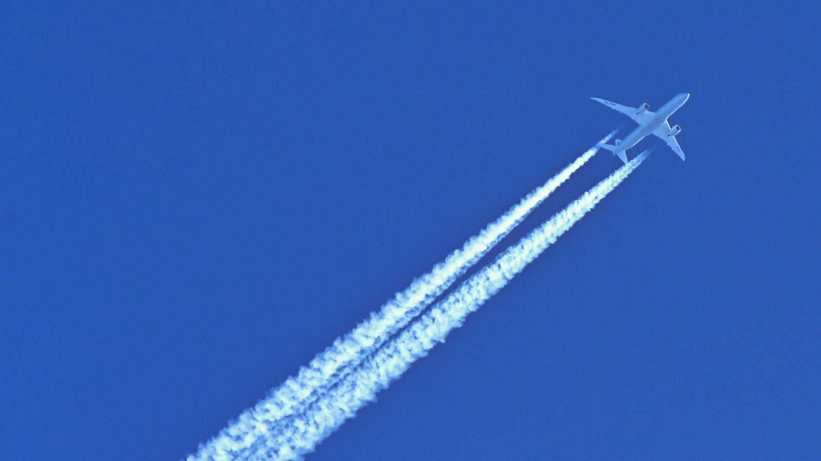 ARCHIV - 03.03.2021, Brandenburg, Neuzelle: Am blauen Himmel fliegt ein Flugzeug und hinterl&auml;sst Kondensstreifen. Langlebige Kondensstreifen von Flugzeugen lassen sich einer neuen Untersuchung zufolge schon durch eine geringe Ver&auml;nderung der Flugh&ouml;he vermeiden. (zu dpa &laquo;Weniger langlebige Kondensstreifen durch Ver&auml;nderung der Flugh&ouml;he&raquo;) Foto: Patrick Pleul/dpa-Zentralbild/dpa +++ dpa-Bildfunk +++