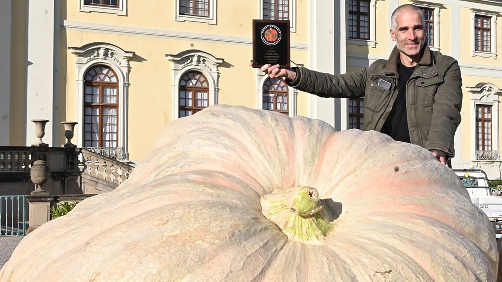 HANDOUT - 09.10.2022, Ludwigsburg: K&uuml;rbisz&uuml;chter und Titelverteidiger Stefano Cutrupi feiert seinen Europameisterschaftstitel, den er zuvor beim Wettwiegen um den schwersten K&uuml;rbis gewonnen hat. (zu dpa &laquo;Titelverteidiger setzt sich durch: Schwerster K&uuml;rbis aus Italien&raquo;) Foto: Werner Kuhnle/Bl&uuml;hendes Barock Gartenschau Ludwigsburg GmbH/dpa - ACHTUNG: Nur zur redaktionellen Verwendung im Zusammenhang mit der aktuellen Berichterstattung und nur mit vollst&auml;ndiger Nennung des vorstehenden Credits +++ dpa-Bildfunk +++