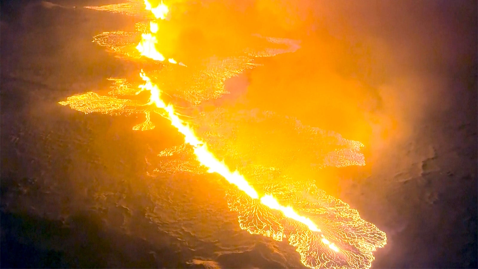 HANDOUT - 19.12.2023, Island, Grindavik: Dieses Bild aus einem von der isl&auml;ndischen K&uuml;stenwache zur Verf&uuml;gung gestellten Video zeigt einen Magmastrom auf einem H&uuml;gel in der N&auml;he von Grindavik auf der isl&auml;ndischen Halbinsel Reykjanes am sp&auml;ten 18.12.2023 oder fr&uuml;hen 19.12.2023. Nach einer wochenlangen Erdbebenserie hat es auf der Reykjanes-Halbinsel in Island am sp&auml;ten Montagabend einen vulkanischen Ausbruch gegeben. Foto: Uncredited/Icelandic Coast Guard/AP/dpa - ACHTUNG: Nur zur redaktionellen Verwendung und nur mit vollst&auml;ndiger Nennung des vorstehenden Credits +++ dpa-Bildfunk +++