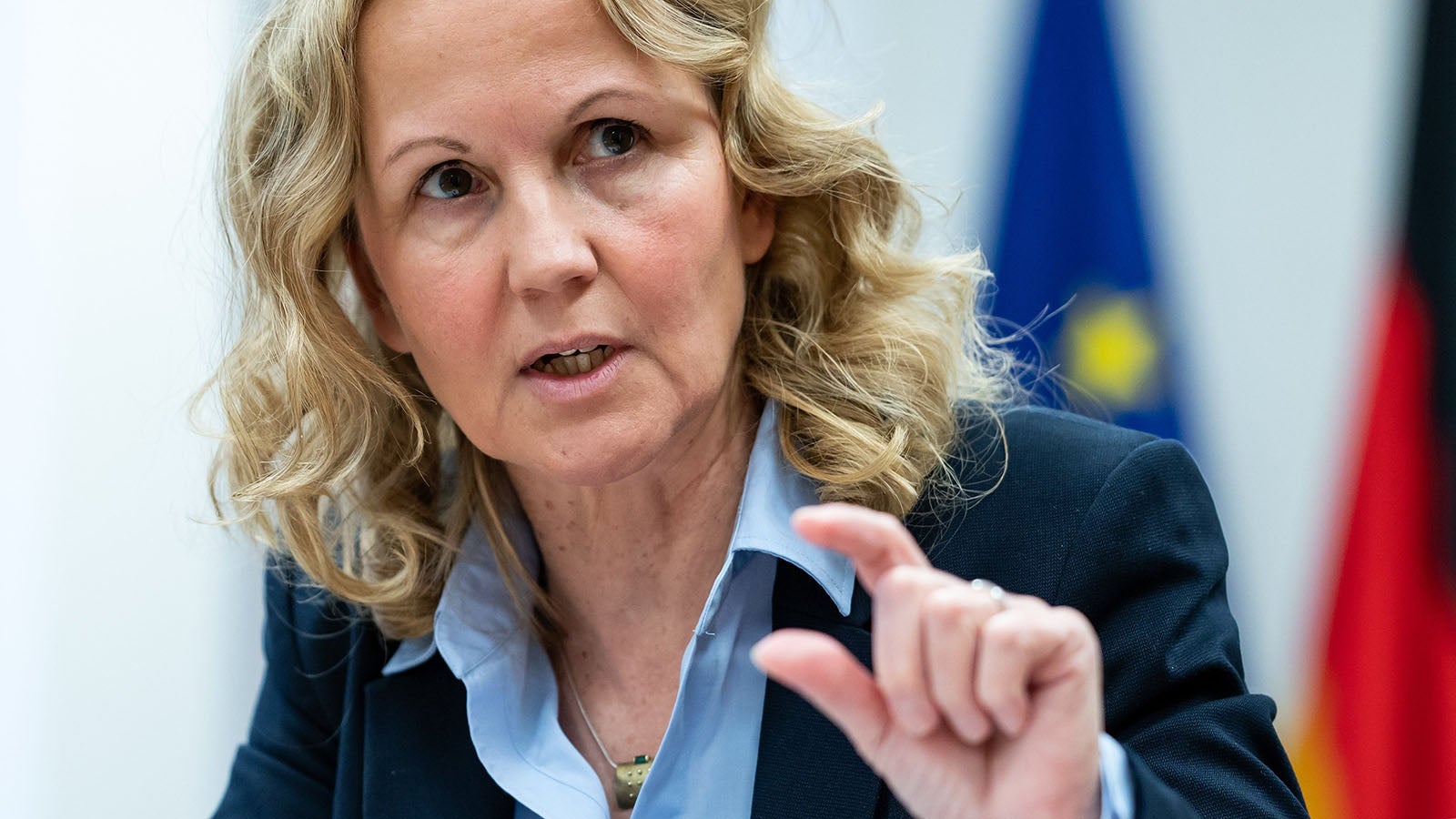 ARCHIV - 14.01.2022, Berlin: Steffi Lemke (B&uuml;ndnis 90/Die Gr&uuml;nen), Bundesministerin f&uuml;r Umwelt, Naturschutz, nukleare Sicherheit und Verbraucherschutz, sitzt bei einem Interview mit der deutschen Presse-Agentur dpa in ihrem B&uuml;ro im Ministerium. (zu dpa "Lemke: Wasser aus nassen in trockene Gegenden Deutschlands bringen") Foto: Bernd von Jutrczenka/dpa +++ dpa-Bildfunk +++