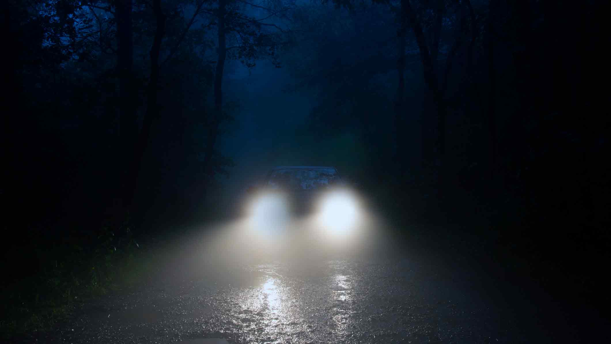 Die Sonne geht sp&auml;t auf und schon fr&uuml;h wieder unter. Zudem k&ouml;nnen Nebel, Schneefall und glatte Stra&szlig;en zur Herausforderung werden. Und dadurch wird auch die Fahrzeugbeleuchtung immer wichtiger.