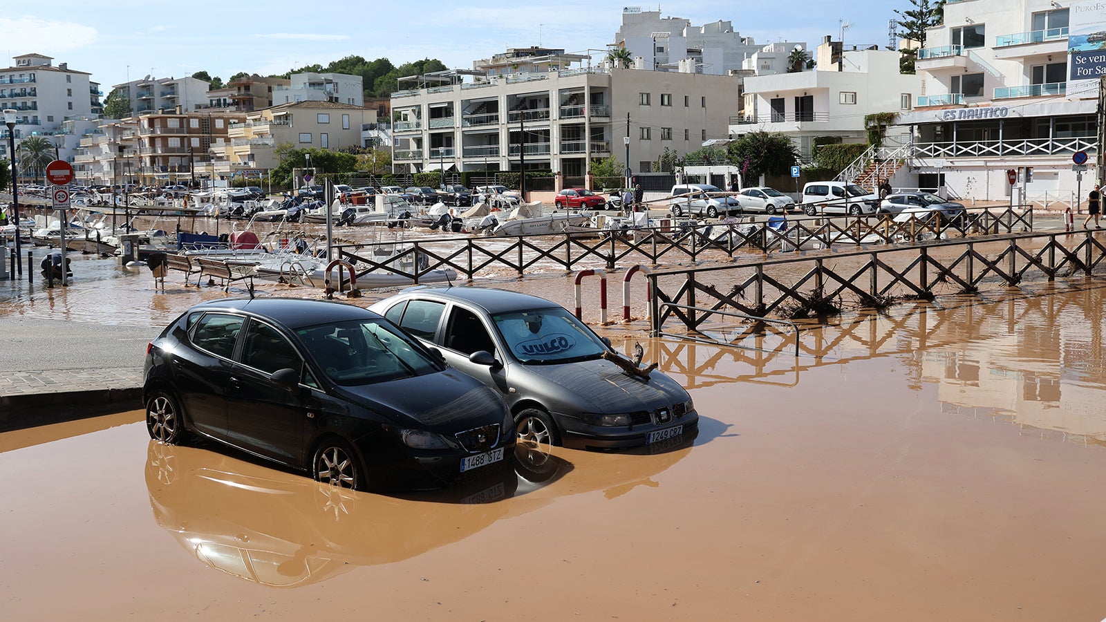 Porto Cristo unter Wasser: Starke Regenf&auml;lle haben dazu gef&uuml;hrt, dass der Sturzbach von Porto Cristo &uuml;ber die Ufer getreten ist und an seiner M&uuml;ndung eine &Uuml;berschwemmung verursacht hat, die mehrere Autos mitgerissen hat. Au&szlig;erdem sind infolge der Regenf&auml;lle die Stra&szlig;en von Bendr&iacute;s (Ma3321), Riuet de Porto Cristo, Manacor nach Cales de Mallorca und der Sturzbach von Cala Murada unterbrochen.