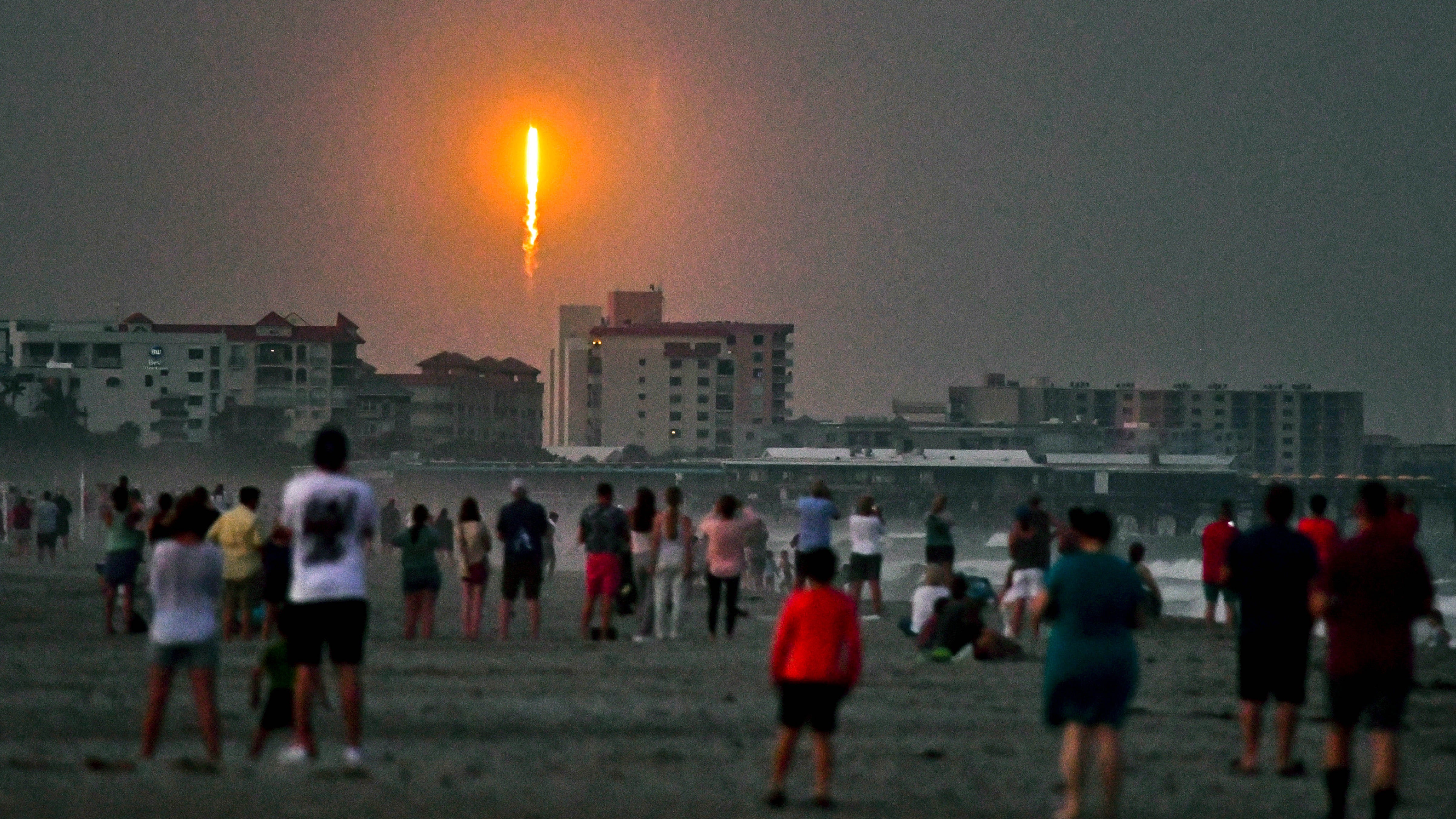 dpatopbilder - 13.10.2023, USA, Cocoa Beach: Menschen beobachten am Cocoa Beach, wie eine Rakete von SpaceX vom Typ Falcon 9 vom Startkomplex 40 in Cape Canaveral abhebt. Die Nasa-Raumsonde &laquo;Psyche&raquo; ist in Richtung eines metallreichen Asteroiden gleichen Namens gestartet. An Bord einer &laquo;Falcon Heavy&raquo;-Rakete vom privaten Raumfahrtunternehmen SpaceX hob die Sonde am Freitag vom Weltraumbahnhof Cape Canaveral im US-Bundesstaat Florida ab. Foto: Malcolm Denemark/Florida Today/AP/dpa - ACHTUNG: Nur zur redaktionellen Verwendung und nur mit vollst&auml;ndiger Nennung des vorstehenden Credits +++ dpa-Bildfunk +++