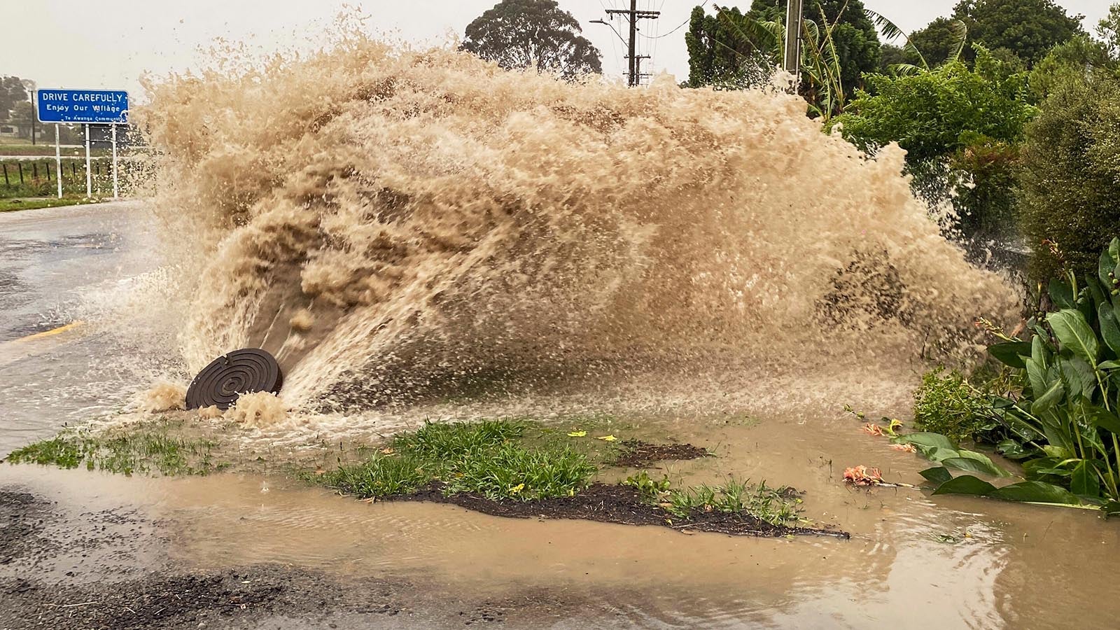 Te Awanga, s&uuml;d&ouml;stlich von Auckland: Wie eine Font&auml;ne sprudelt das Wasser aus dem Gully, der die Wassermassen nicht halten kann, die Sturm Gabrielle bringt