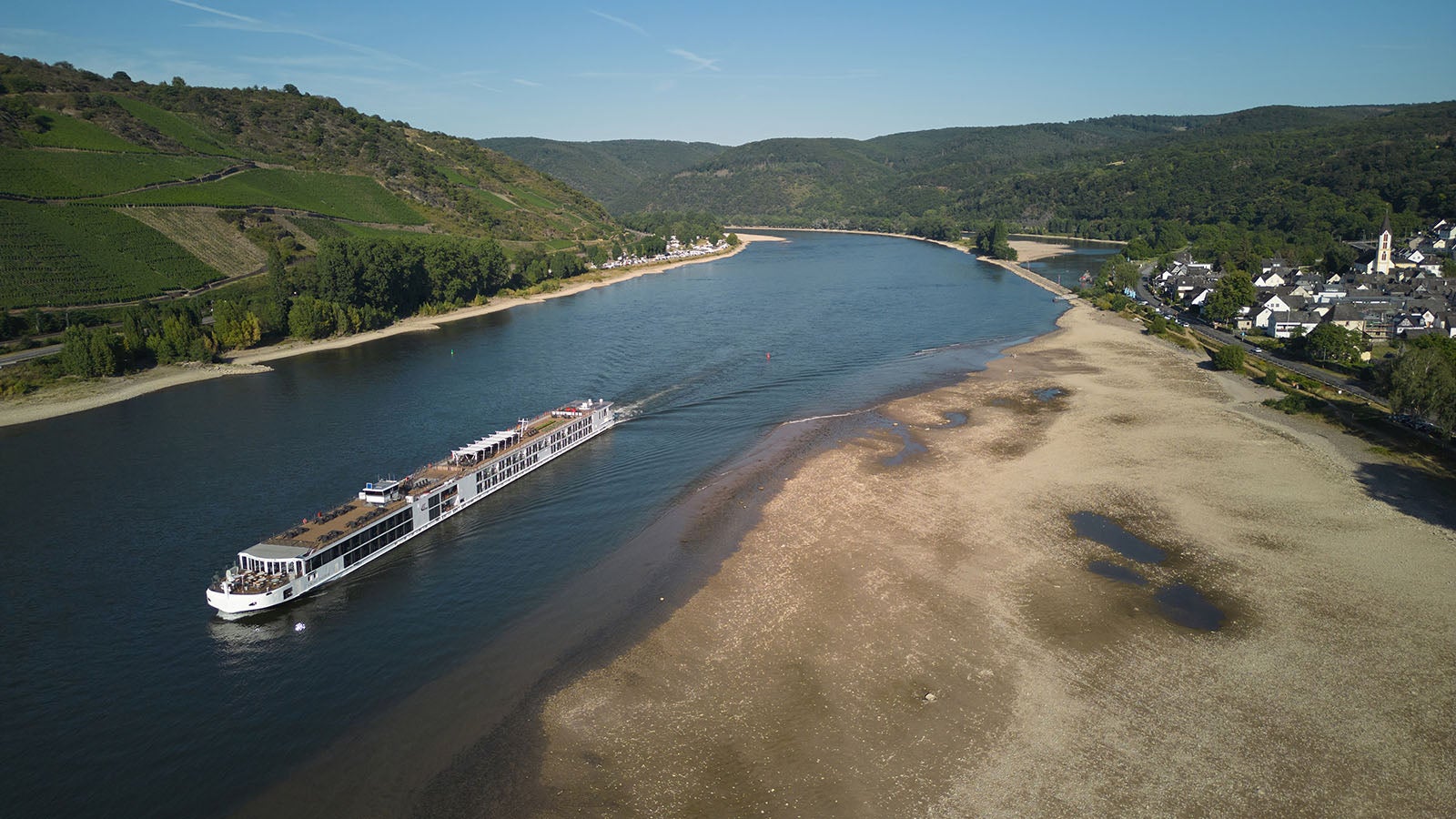 PRODUKTION - 19.07.2022, Rheinland-Pfalz, Osterspai: Ein Hotelschiff passsiert auf dem Rhein bei Osterspai eine Sandbank. Durch die anhaltenden Trockenheit des Hochsommers f&auml;llt der Wasserspiegel des Mittelrheins immer weiter. Foto: Thomas Frey/dpa +++ dpa-Bildfunk +++