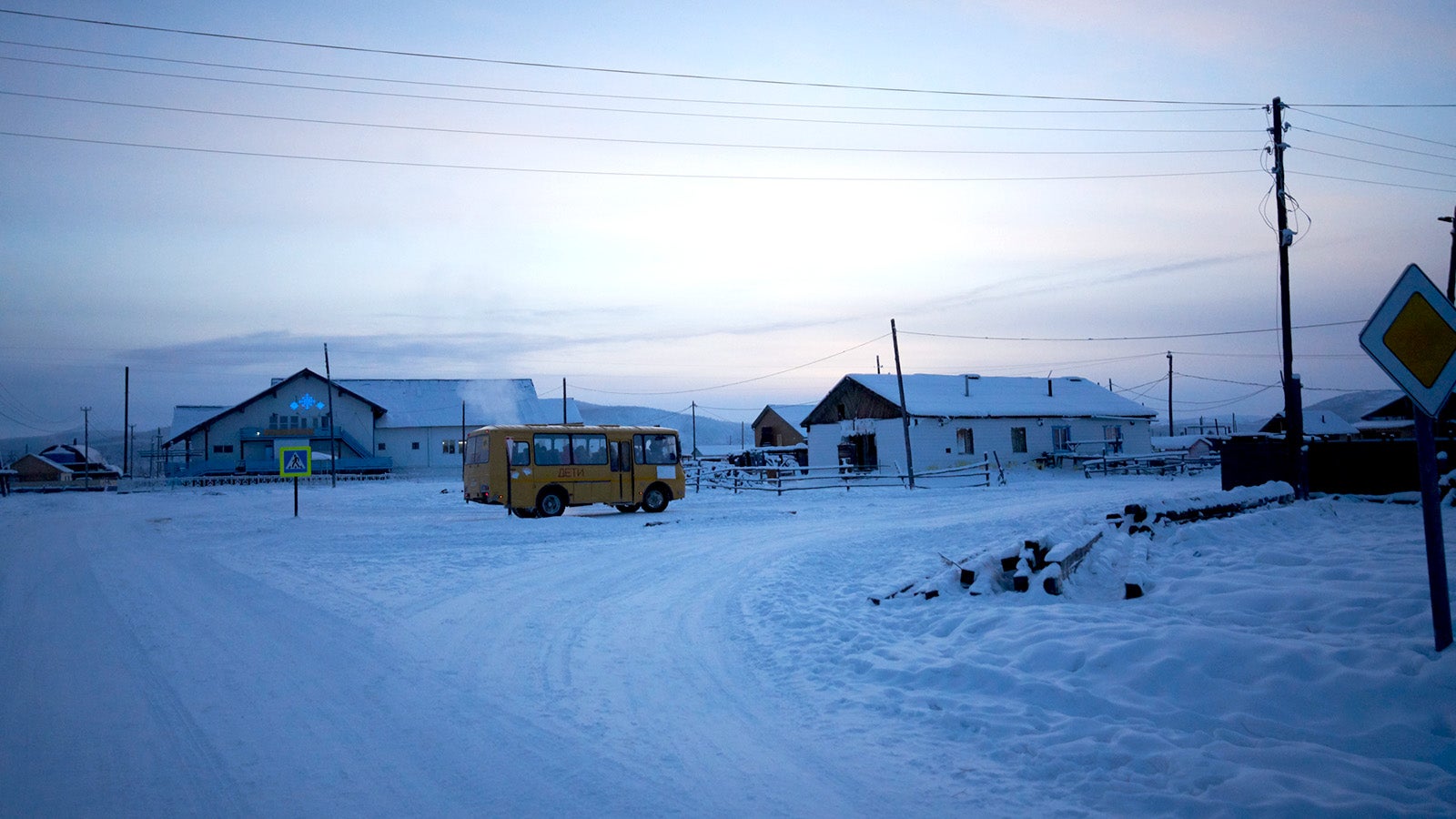 Schulbus f&auml;hrt durch das verschneite Oimjakon, einem der k&auml;ltesten bewohnten Orte der Welt. 
