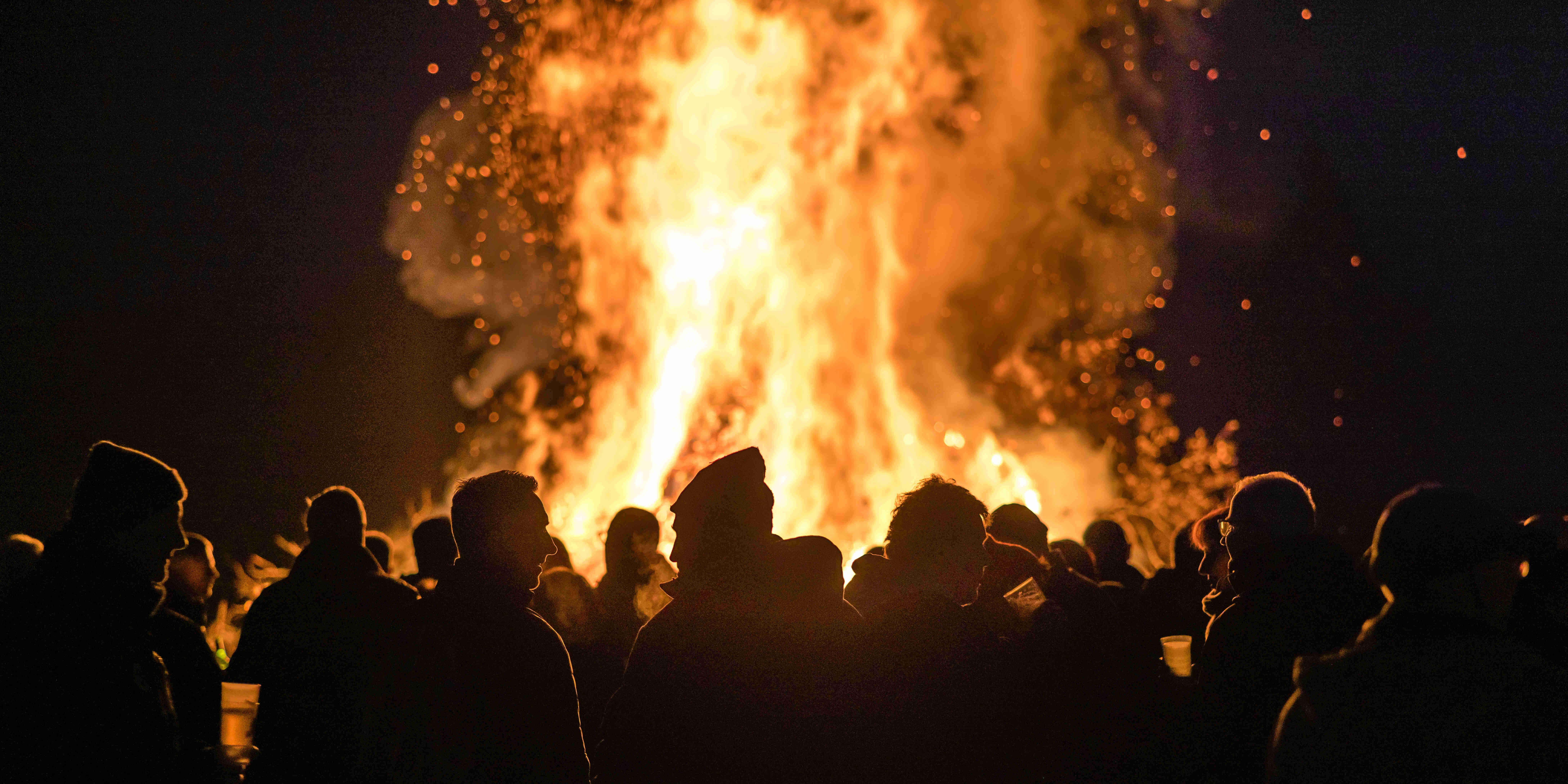 ARCHIV - 08.04.2023, Brandenburg, Cottbus: Osterfeuer im Cottbuser Ortsteiles Branitz im Jahr 2023. Immer wieder ein Thema dabei: die Feinstaubbelastung. (zu dpa: &laquo;&Uuml;belt&auml;ter Feinstaub: Verpesten Osterfeuer die Luft?&raquo;) Foto: Frank Hammerschmidt/dpa +++ dpa-Bildfunk +++