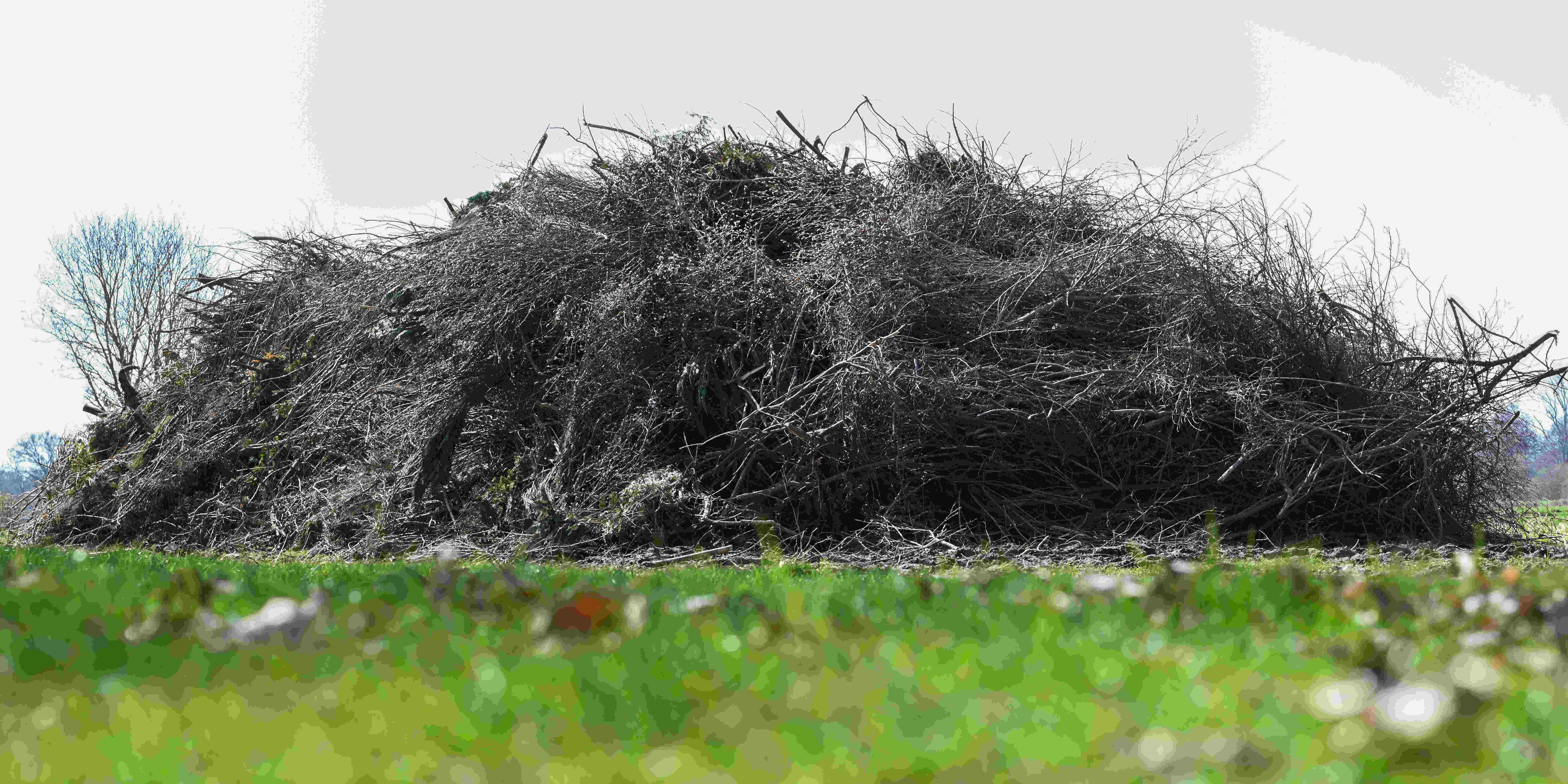 ARCHIV - 06.04.2023, Niedersachsen, Stapelmoor: Ein bereits hoch aufget&uuml;rmter Holzschnittberg f&uuml;r ein Osterfeuer liegt im Landkreis Leer bereit. In diesen Tagen laufen die letzten Vorbereitungen f&uuml;r die Osterfeuer. (zu dpa: &laquo;Osterfeuer in Niedersachsen - Wie Tradition und Umweltschutz vereinen?&raquo;) Foto: Lars Klemmer/dpa +++ dpa-Bildfunk +++