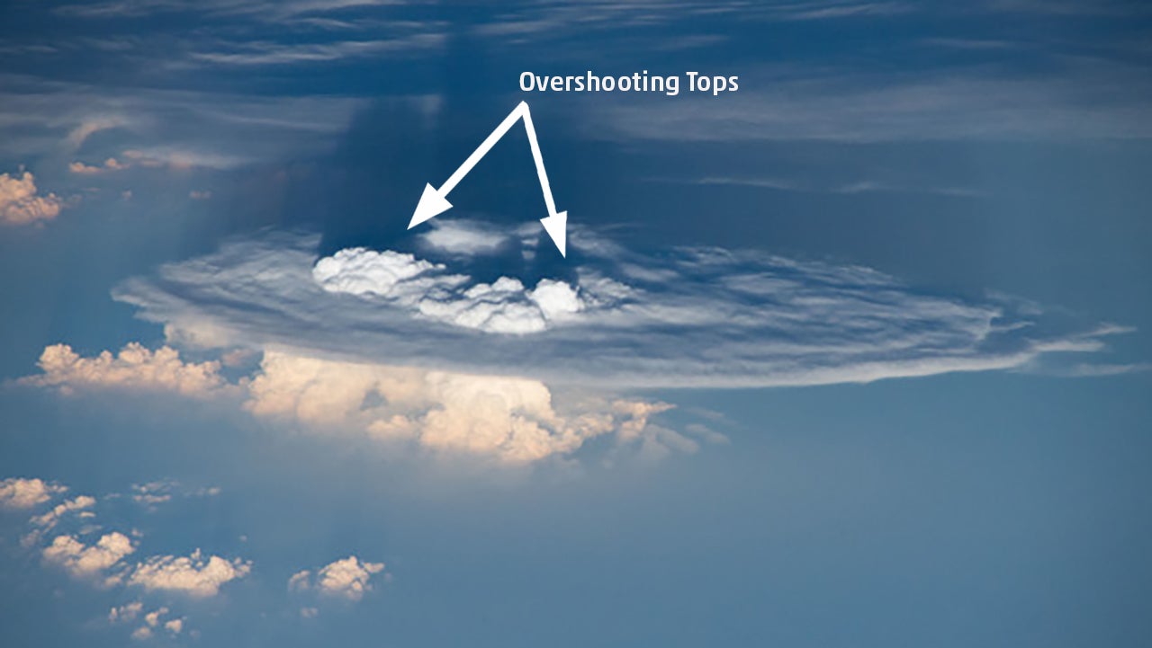 Ein Overshooting Top zeigt sich &uuml;ber einem starken Aufwind eines Gewitters, der die Tropopause durchdringt. Quelle: NASA/ESA:/Dafis, Stavros