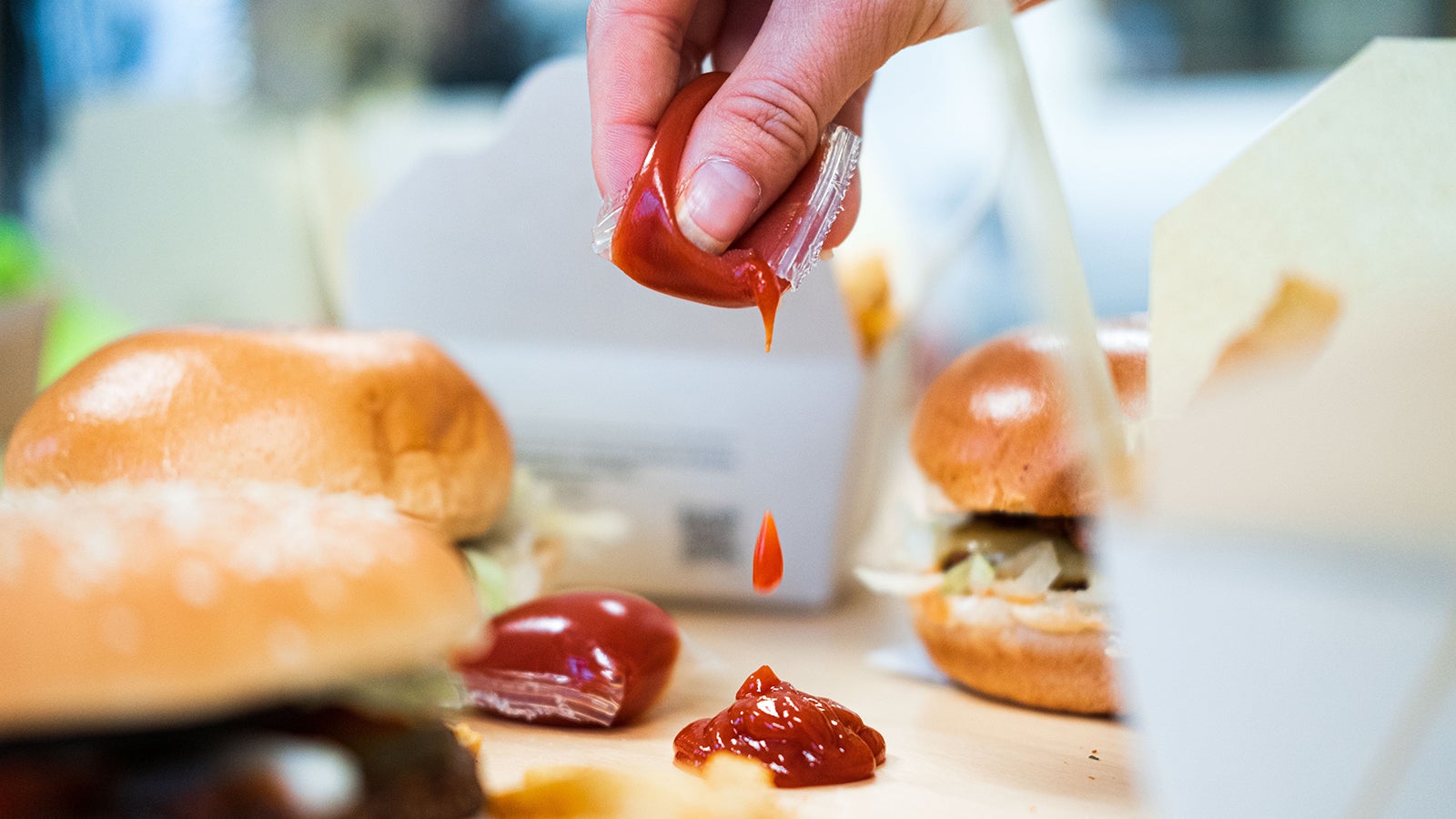 HANDOUT - 07.01.2022, Gro&szlig;britannien, London: Aus der kompostierbaren Verpackung des Start-Up-Unternehmens Notpla wird Ketchup gepresst. Das Londoner Start-Up-Unternehmen stellt Verpackungen aus Seetang her. (zu dpa &laquo;Wohin mit dem Plastik? Kreative Ideen gegen die M&uuml;llflut&raquo;) Foto: Notpla/dpa - ACHTUNG: Nur zur redaktionellen Verwendung im Zusammenhang mit der aktuellen Berichterstattung und nur mit vollst&auml;ndiger Nennung des vorstehenden Credits +++ dpa-Bildfunk +++