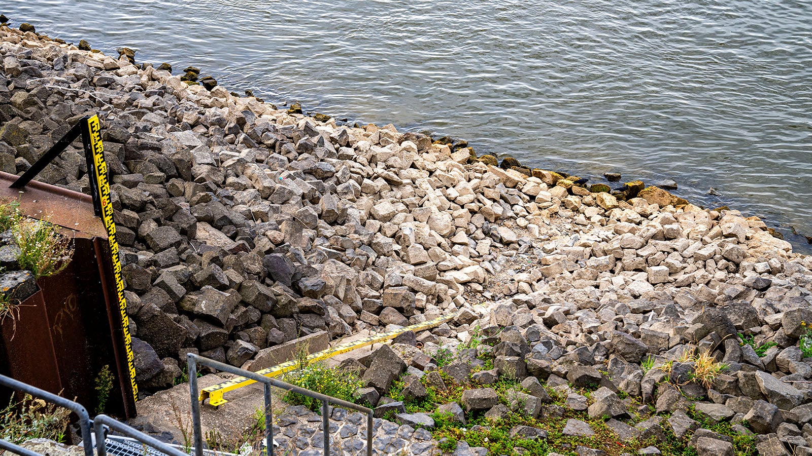 15.08.2022, Nordrhein-Westfalen, Emmerich: Blick auf das Rheinufer in Emmerich. Wegen der anhaltenden Trockenheit hat der Rheinpegel einen Tiefstand erreicht. Foto: Arnulf Stoffel/dpa +++ dpa-Bildfunk +++