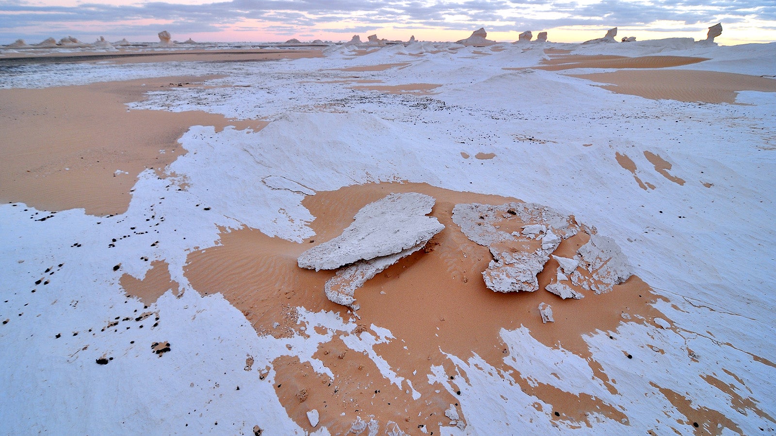 Sahara-D&uuml;nen mit Schnee &uuml;berzogen.