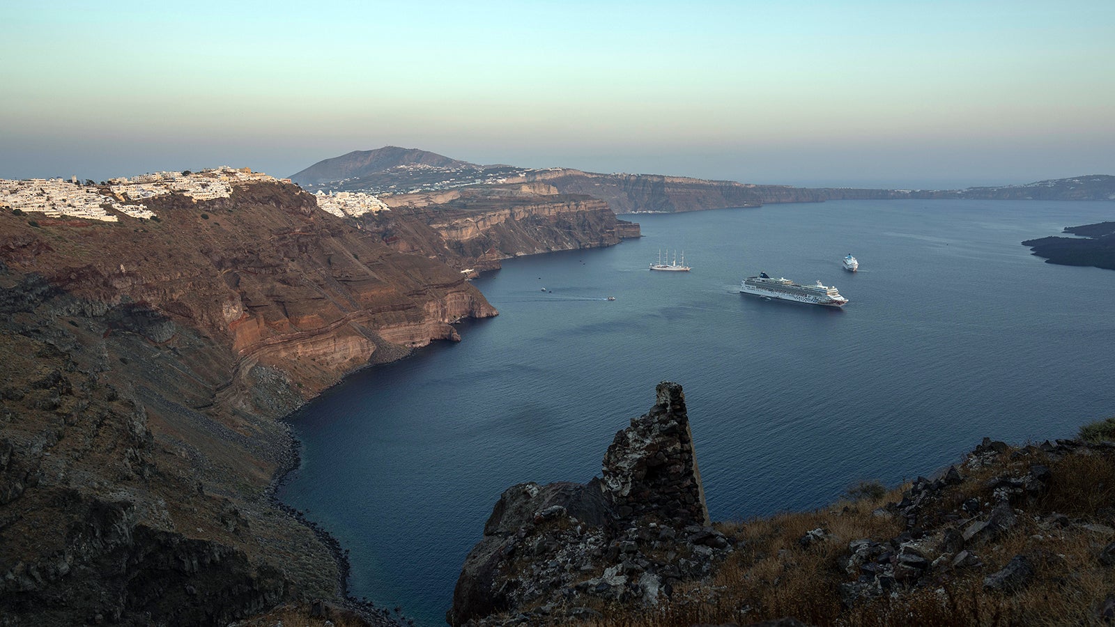 Die beliebte griechische Urlaubsinsel Santorini ist von einer Serie von Erbeben ersch&uuml;ttert worden. (AP Photo/Petros Giannakouris, File)