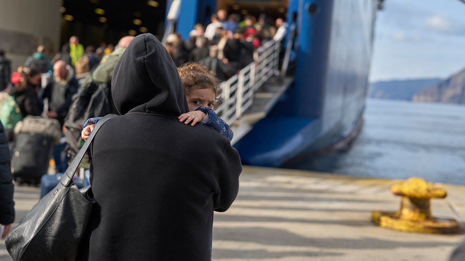 Aus Angst vor dem m&ouml;glichen gro&szlig;en Beben fliehen Menschen reihenweise von Santorin zum griechischen Festland. Foto: Petros Giannakouris/AP/dpa 