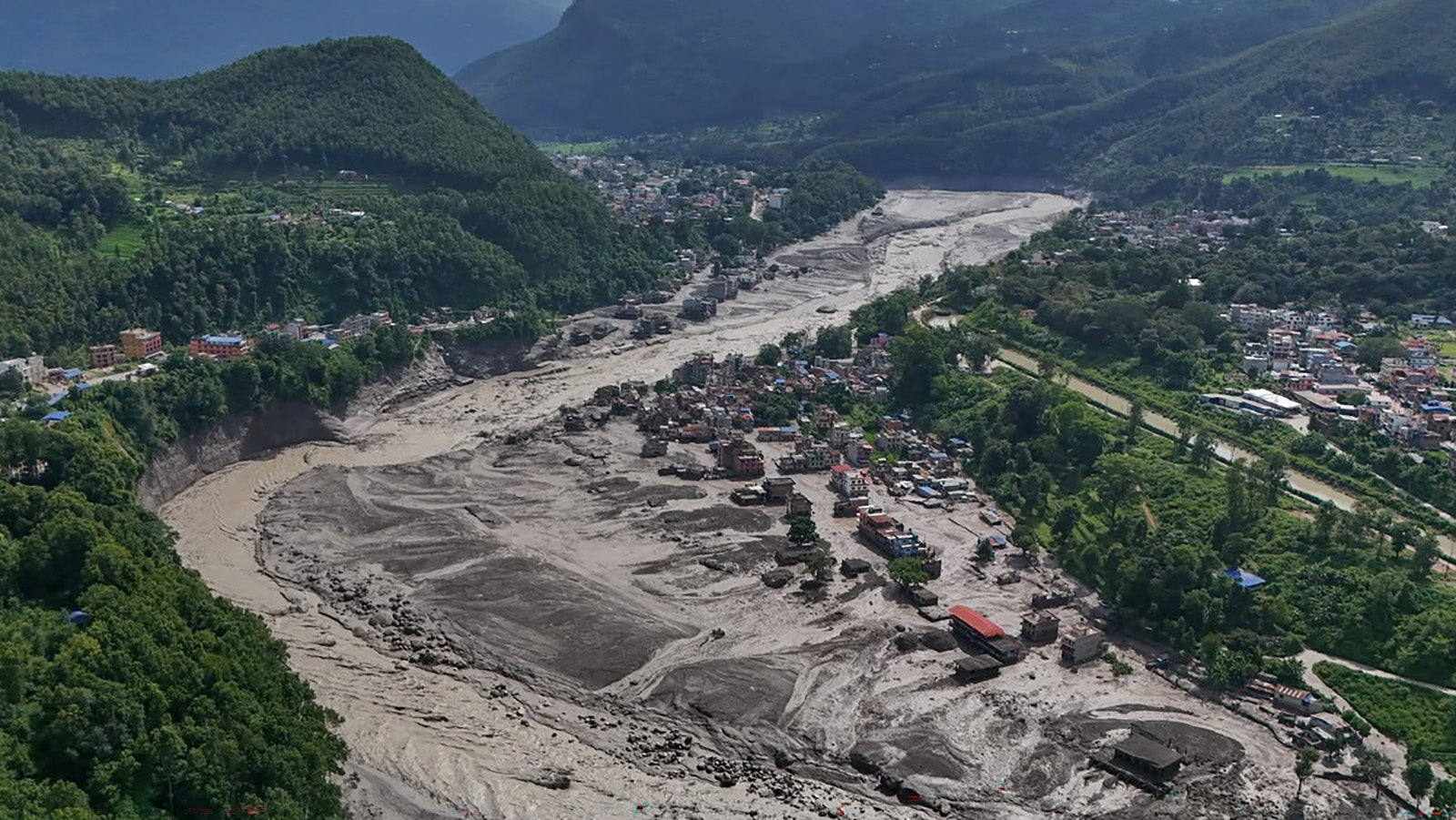 Nach Sturzfluten im nepalesischen Distrikt Nuwakot stehen besch&auml;digte H&auml;user gef&auml;hrlich nahe an den angeschwollenen, mit Treibgut verstopften Ufern des Trishuli-Flusses. Eine massive Sturzflut in Nepal hat nach Beh&ouml;rdenangeben einigen Menschen das Leben gekostet. (zu dpa: &laquo;Beh&ouml;rde: Hunderte Touristen nach Sturzflut in Nepal vermisst&raquo;)