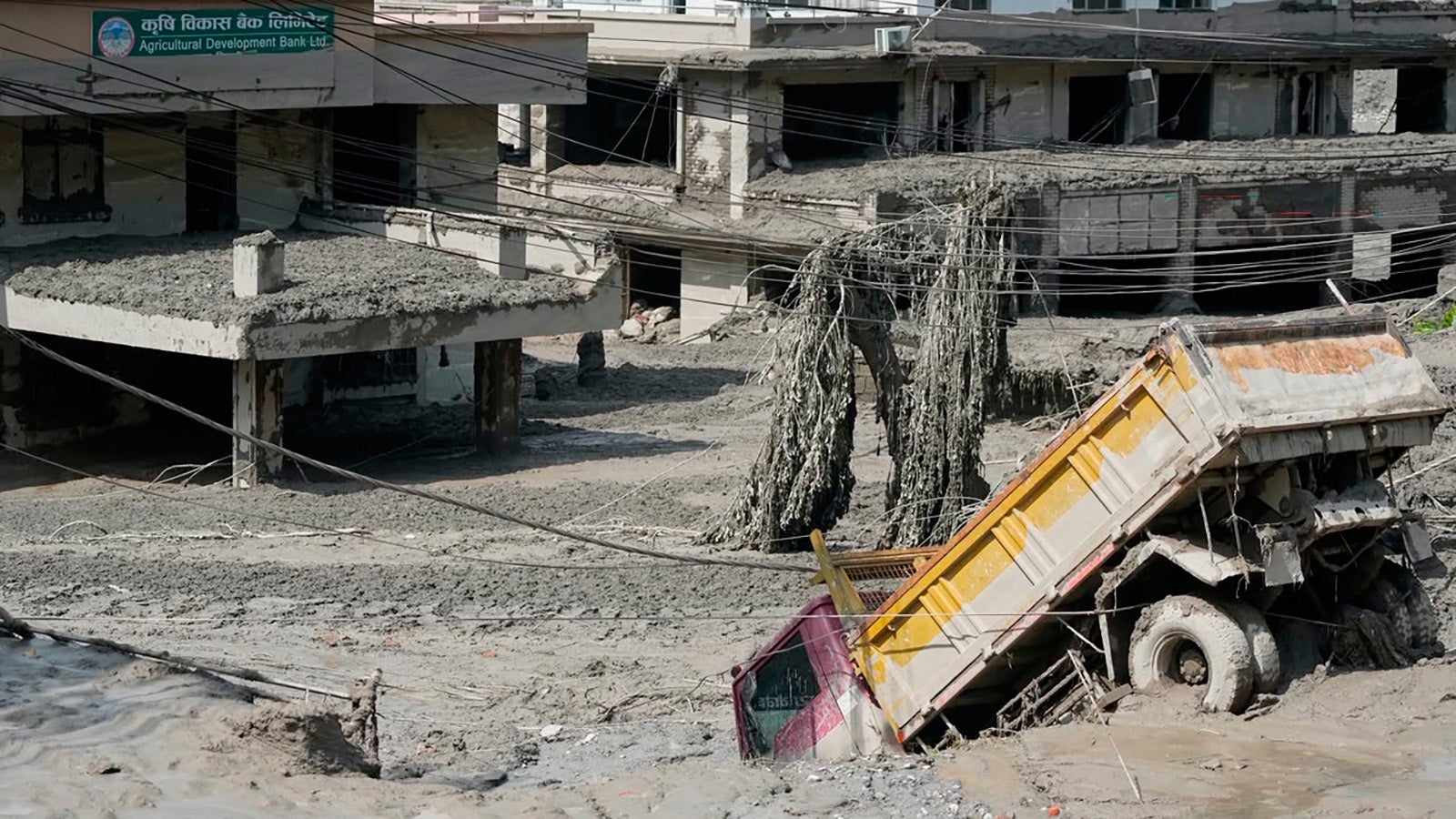 Nach den Sturzfluten entlang des Trishuli-Flusses im nepalesischen Distrikt Nuwakot sind besch&auml;digte H&auml;user und Fahrzeuge zu sehen. Eine massive Sturzflut in Nepal hat nach Beh&ouml;rdenangeben einigen Menschen das Leben gekostet. (zu dpa: &laquo;Beh&ouml;rde: Hunderte Touristen nach Sturzflut in Nepal vermisst&raquo;)