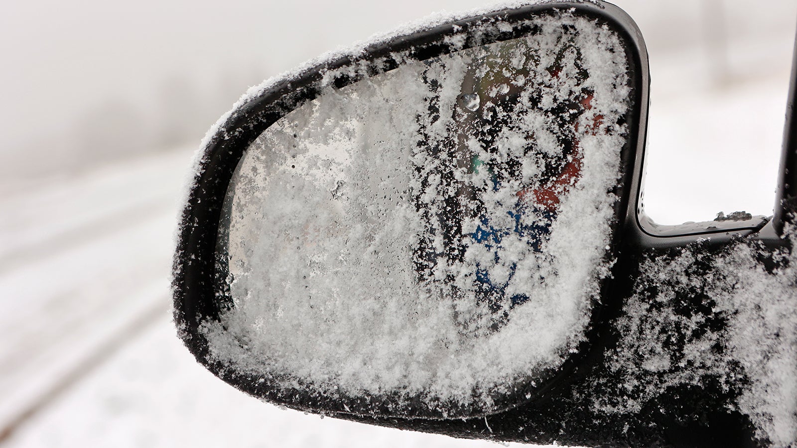 Blick auf einen schneebedeckten Au&szlig;enspiegel an einem Fahrzeug. Die frostigen Temperaturen sorgen f&uuml;r Raureif. In den kommenden Tagen ist keine Wetter&auml;nderung in Sicht es bleibt wolkig mit Nebel. Foto: Matthias Bein/dpa +++ dpa-Bildfunk +++