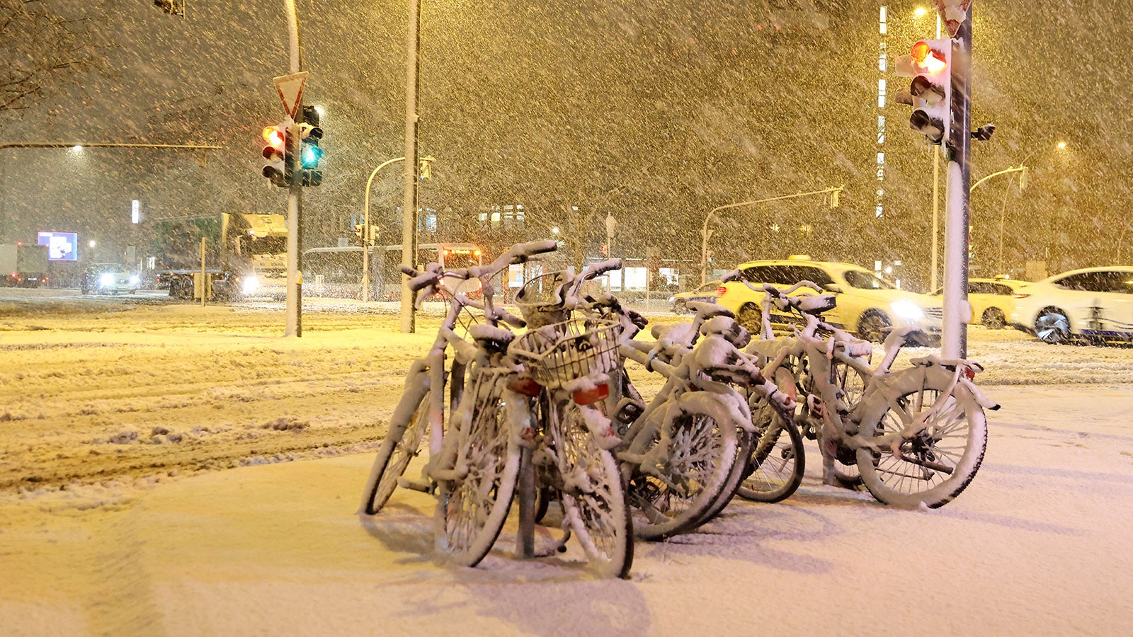 02.01.2026, Hamburg: Frischer Schnee f&auml;llt am Morgen in der Hansestadt und Fahrr&auml;der sind bereits schneebedeckt. Foto: Bodo Marks/dpa +++ dpa-Bildfunk +++