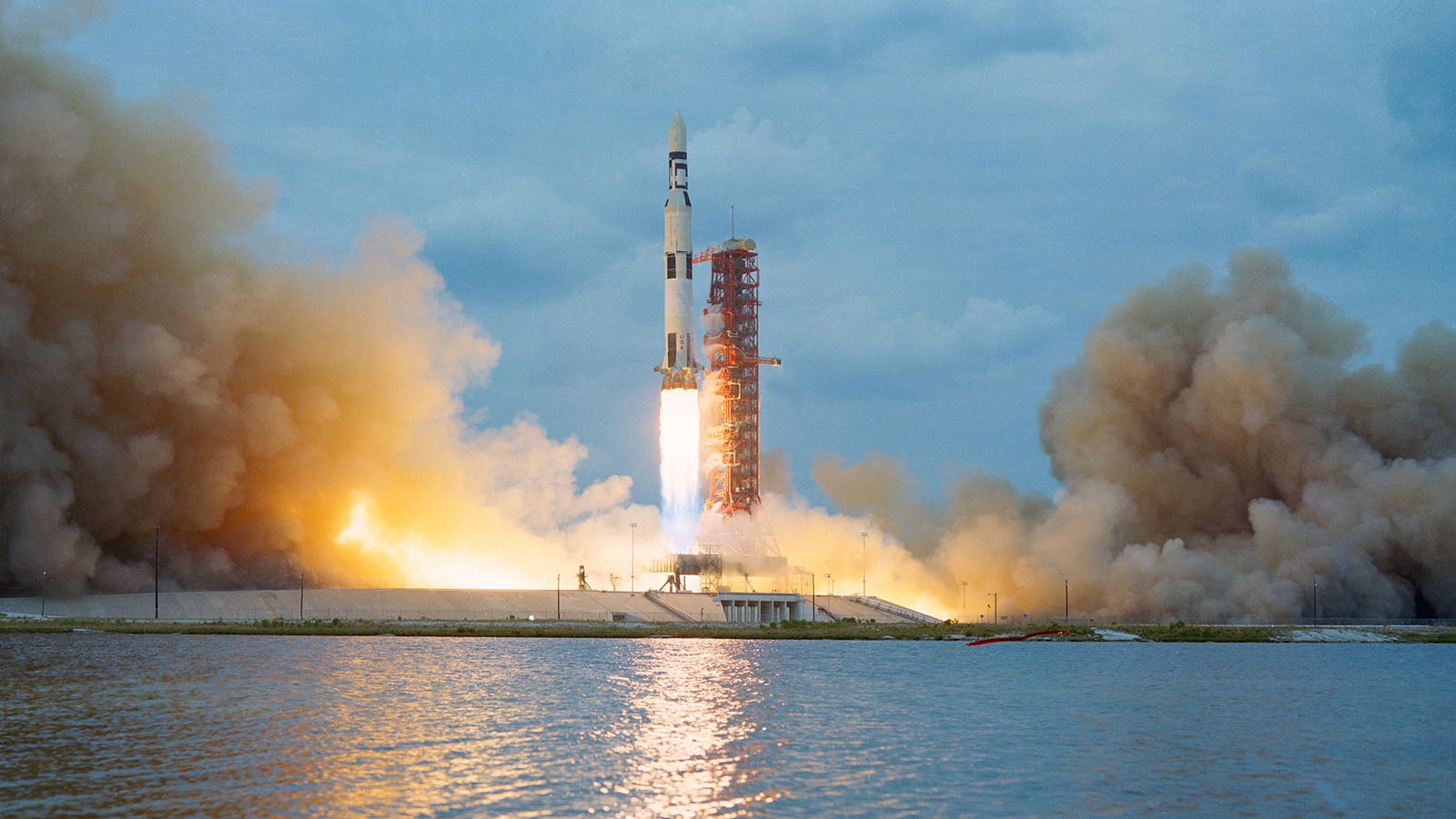 HANDOUT - 14.05.1973, USA, Kennedy Space Center: Eine Saturn-V-Tr&auml;gerrakete mit der Skylab-Station startet vom Kennedy Space Center. (zu dpa &laquo;Amerikas erster Au&szlig;enposten im All: Vor 50 Jahren startete &laquo;Skylab&raquo;) Foto: Nasa/dpa - ACHTUNG: Nur zur redaktionellen Verwendung und nur mit vollst&auml;ndiger Nennung des vorstehenden Credits +++ dpa-Bildfunk +++