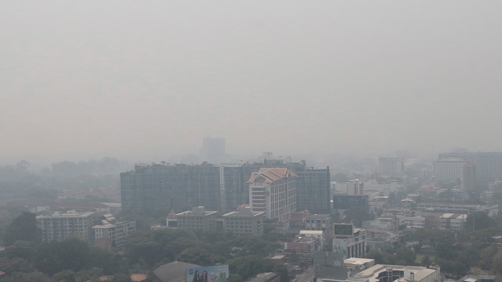 ARCHIV - 29.03.2023, Thailand, Chiang Mai: Blick auf die Stadt, &uuml;ber der dichter Smog h&auml;ngt. Seit Wochen liegt toxischer Smog &uuml;ber der Region. Das Ph&auml;nomen ist nicht neu - aber in diesem Jahr macht es Schlagzeilen. (zu dpa "&laquo;Toxischer Trip nach Thailand&raquo; - Extrem-Smog im Urlaubsparadies") Foto: Wichai Taprieu/AP +++ dpa-Bildfunk +++