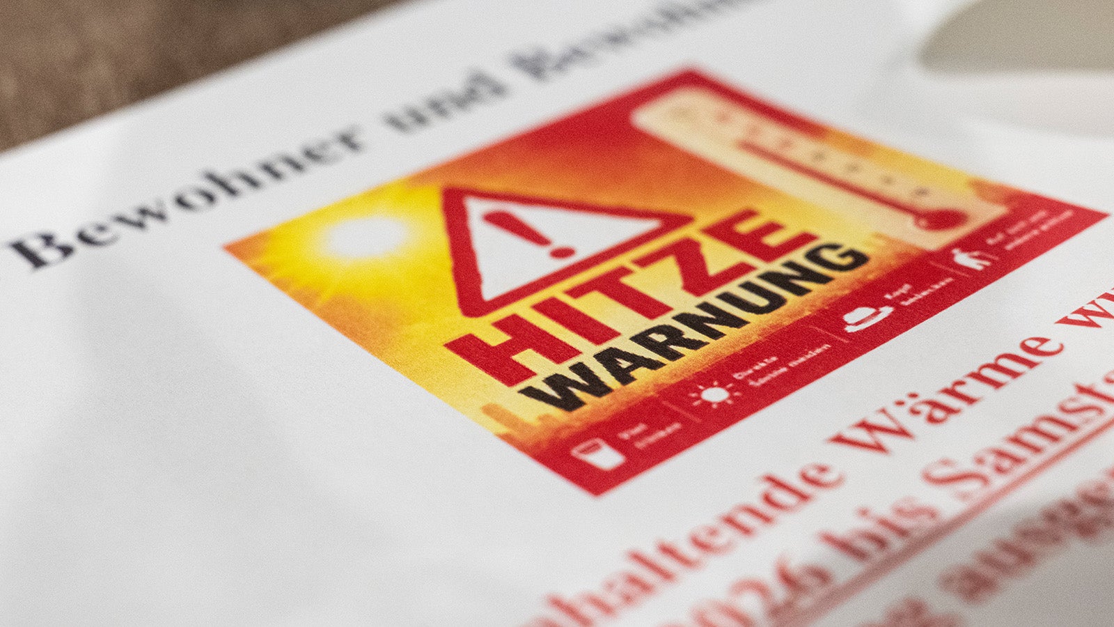 Auf einem Esstisch in der Pflegeeinrichtung &bdquo;Traute und Hans Matth&ouml;fer-Haus&ldquo; liegt ein Hinweis mit der Aufschrift &bdquo;Hitze Warnung&ldquo; aus. dpa