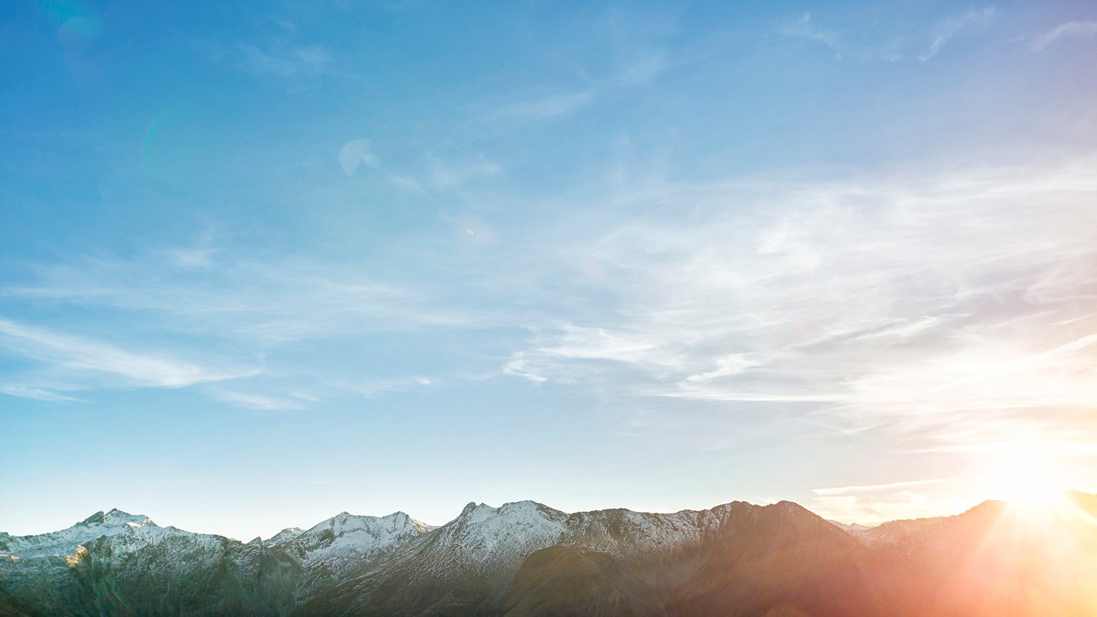 Sonne scheint &uuml;ber den Bergen