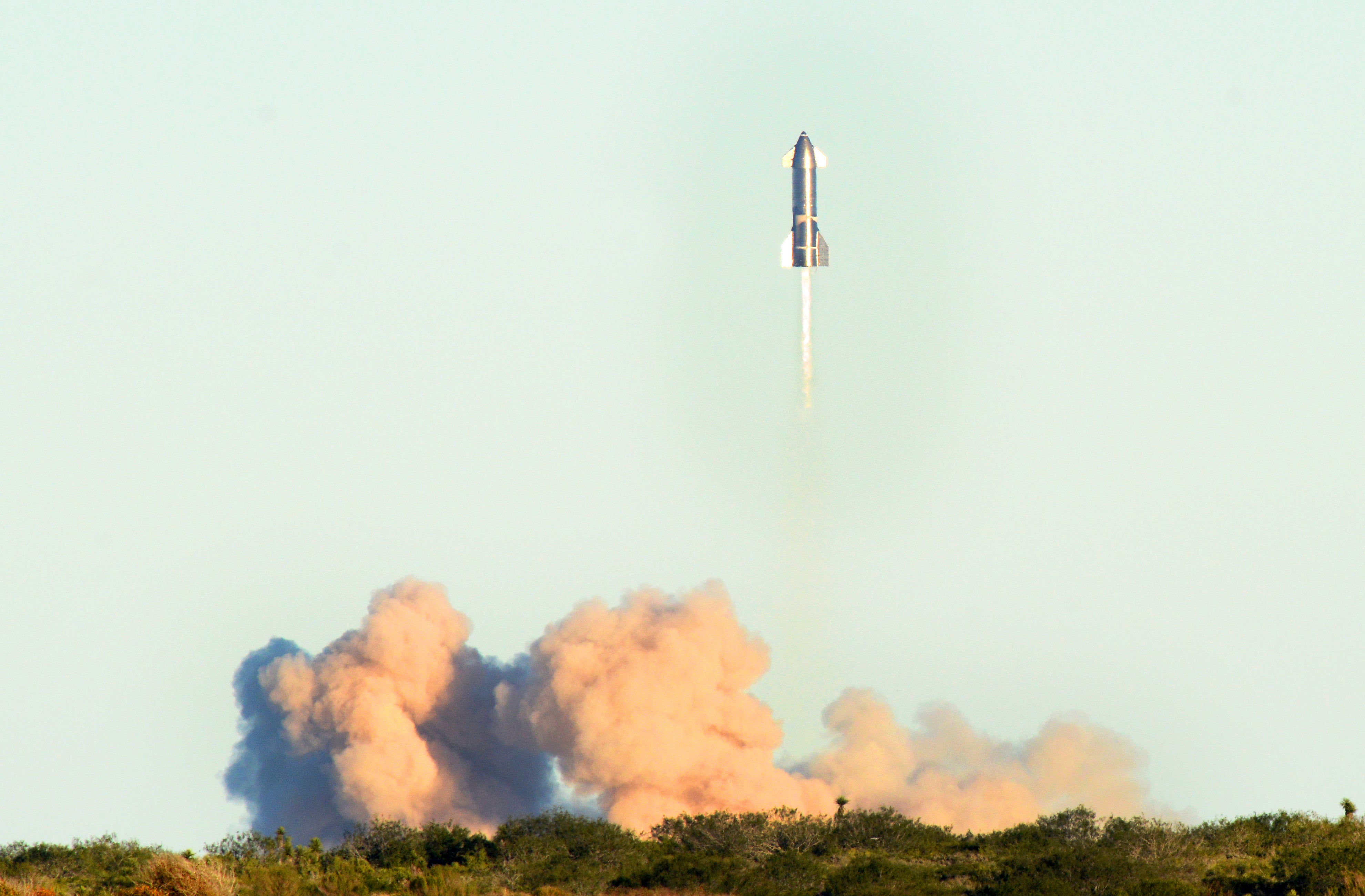 09.12.2020, USA, Boca Chica: Eine neue Rakete der Raumfahrt-Firma SpaceX beim Start. Die Rakete ist nach einem Testflug bei der Landung explodiert. Foto: Miguel Roberts/The Brownsville Herald/AP/dpa +++ dpa-Bildfunk +++
