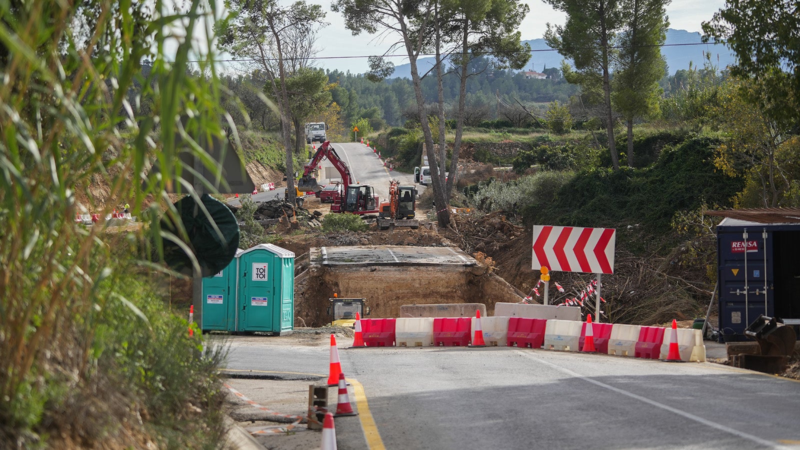 Spanien, Bu&ntilde;ol, Valencia: Blick auf eine provisorische Br&uuml;cke nach &Uuml;berschwemmungen in der Region. Foto: Jorge Gil/EUROPA PRESS/dpa 
