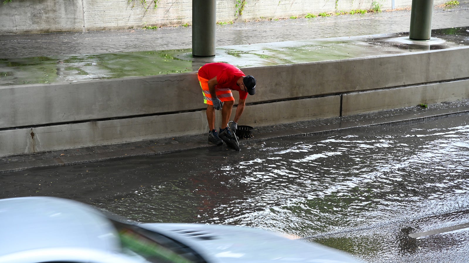 21.06.2023, Baden-W&uuml;rttemberg, Heidenheim an der Brenz: Nach Starkregen versucht ein Arbeiter angestautes Regenwasser in einer Unterf&uuml;hrung abflie&szlig;en zu lassen. Der Deutsche Wetterdienst hat vor Unwettern im S&uuml;dwesten gewarnt. Foto: Marius Bulling/dpa +++ dpa-Bildfunk +++