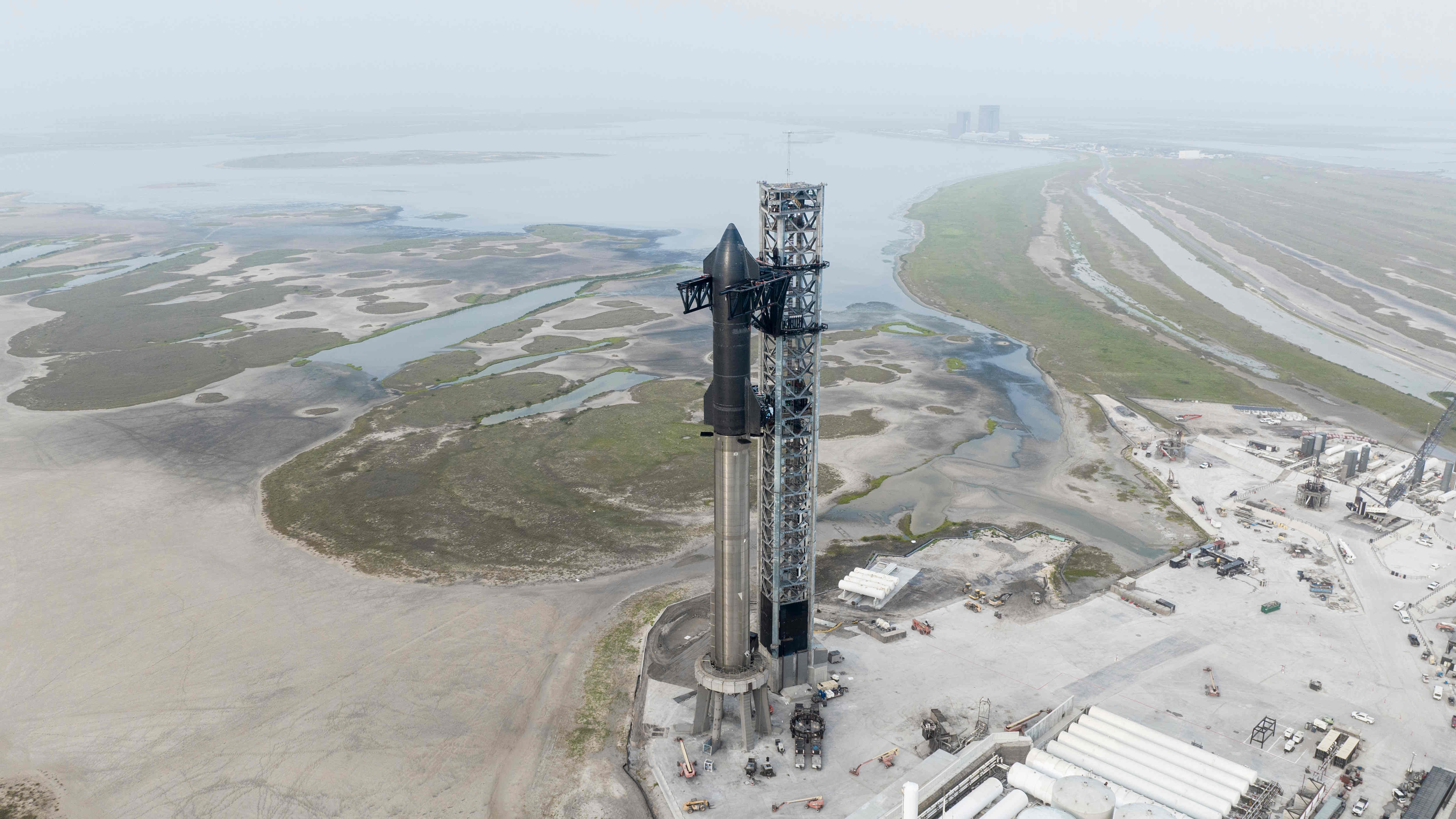 HANDOUT - 15.04.2023, USA, Boca Chica: Dieses undatierte Foto von SpaceX zeigt die Starship-Rakete des Unternehmens auf dem Startplatz in Boca Chica. Foto: Uncredited/SpaceX/AP/dpa - ACHTUNG: Nur zur redaktionellen Verwendung im Zusammenhang mit der aktuellen Berichterstattung und nur mit vollst&auml;ndiger Nennung des vorstehenden Credits +++ dpa-Bildfunk +++
