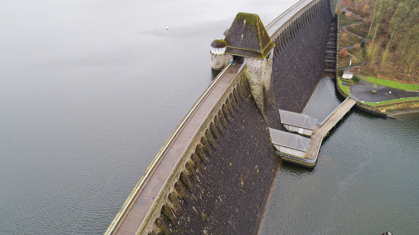ACHTUNG: SPERRFRIST 11. JANUAR 18:00 UHR. ACHTUNG: DIESER BEITRAG DARF NICHT VOR DER SPERRFRIST, 11. JANUAR, 18.00 UHR, VER&Ouml;FFENTLICHT WERDEN! EIN BRUCH DES EMBARGOS K&Ouml;NNTE DIE BERICHTERSTATTUNG &Uuml;BER STUDIEN EMPFINDLICH EINSCHR&Auml;NKEN. - ARCHIV - 22.01.2018, Nordrhein-Westfalen, M&ouml;hnesee: Luftaufnahme der M&ouml;hnetalsperre. Durch den Eintrag von Sedimenten drohen gro&szlig;e Staud&auml;mme weltweit einer UN-Studie zufolge bis 2050 im Mittel rund ein Viertel ihrer urspr&uuml;nglichen Speicherkapazit&auml;t zu verlieren. (zu dpa &laquo;UN-Studie: Sedimente lassen Speicherkapazit&auml;t von Staud&auml;mmen sinken&raquo;) Foto: Julian Stratenschulte/dpa +++ dpa-Bildfunk +++