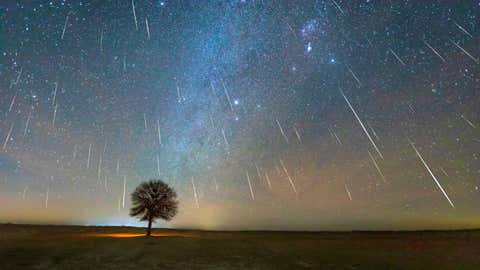 The Geminid meteor shower on December 13, 2020 was photographed in the Kubuqi Desert of Inner Mongolia, China. On that day, more than 200 meteors were photographed in the extremely cold night of minus 20 degrees