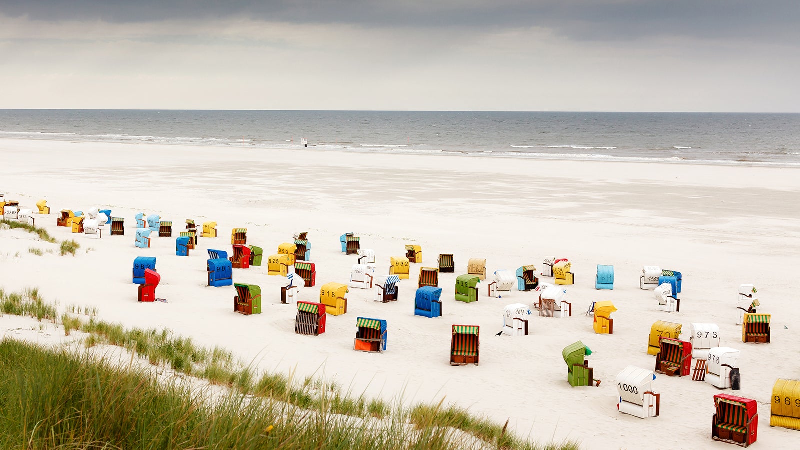 In den gem&uuml;tlichen Strandk&ouml;rben l&auml;sst sich der Urlaub auf Juist genie&szlig;en.