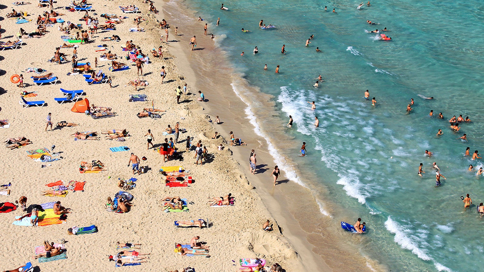Badeg&auml;ste liegen in einer der vielen Str&auml;nde: Vielerorts auf der Welt schwinden Str&auml;nde, auch in Spanien.