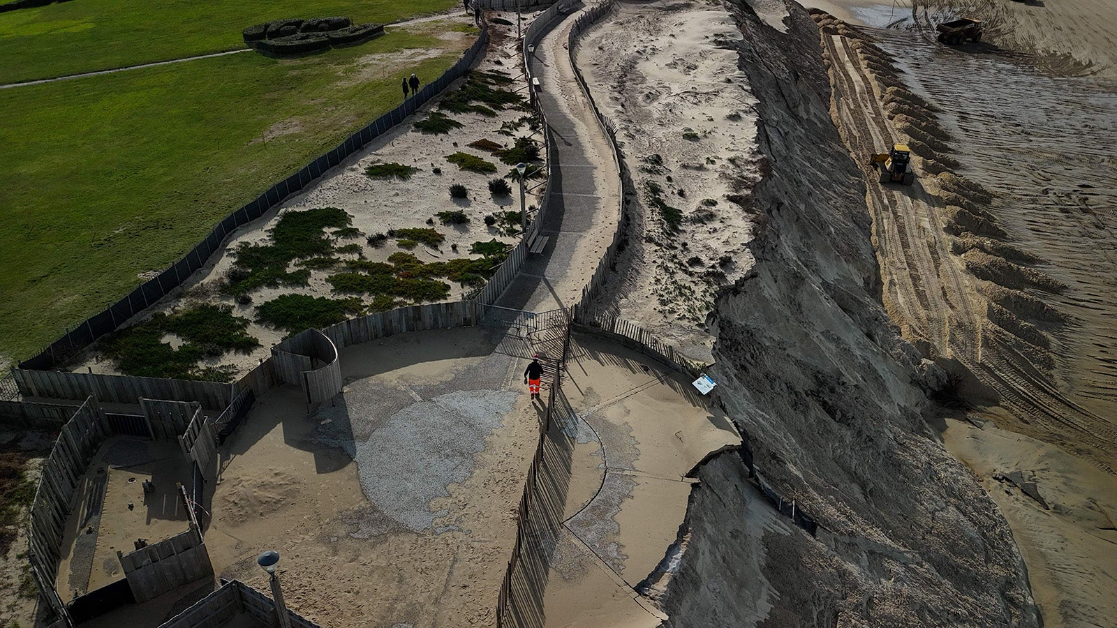 02.02.2026, Frankreich, Biscarrosse: Eine Luftaufnahme zeigt besch&auml;digte und eingest&uuml;rzte Abschnitte der Strandpromenade von Biscarrosse-Plage im S&uuml;dwesten Frankreichs. Etwa 50 Meter der Betonpromenade und der &ouml;ffentlichen B&auml;nke sind in den Atlantik gest&uuml;rzt und haben eine L&uuml;cke in der Infrastruktur des Badeorts an der Atlantikk&uuml;ste hinterlassen. Foto: Philippe Lopez/AFP/dpa +++ dpa-Bildfunk +++
