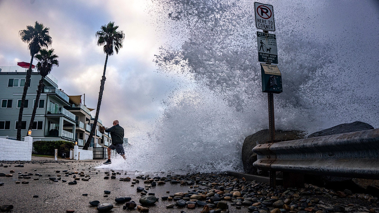 Oceanside wird w&auml;hrend einer historischen El-Ni&ntilde;o-Saison von hohen Wellen heimgesucht. Kelvin-Wellen haben an der K&uuml;ste erhebliche Sch&auml;den verursacht. Die f&uuml;r das Wetterph&auml;nomen El Ni&ntilde;o entscheidende Meeresregion ist aktuell so warm wie noch nie seit Beginn der Aufzeichnungen. (zu dpa: &laquo;WMO warnt: Es droht El Ni&ntilde;o mit beispielloser St&auml;rke&raquo;)