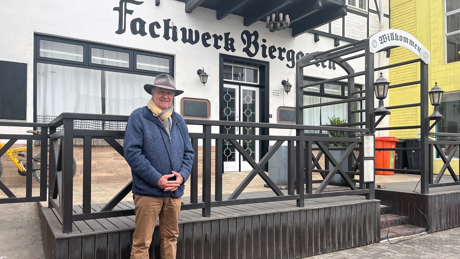 Der deutschst&auml;mmige Namibier Raimar von Hase (76) steht vor dem Fachwerk Biergarten in der K&uuml;stenstadt Swakopmund. Das Geb&auml;ude ist eins von zahlreichen Geb&auml;uden aus der Kaiserzeit. Namibia ist eine ehemalige deutsche Kolonie (1884-1915), die damals Deutsch-S&uuml;dwestafrika hie&szlig;. Foto: Kristin Palitza/dpa +++ dpa-Bildfunk +++