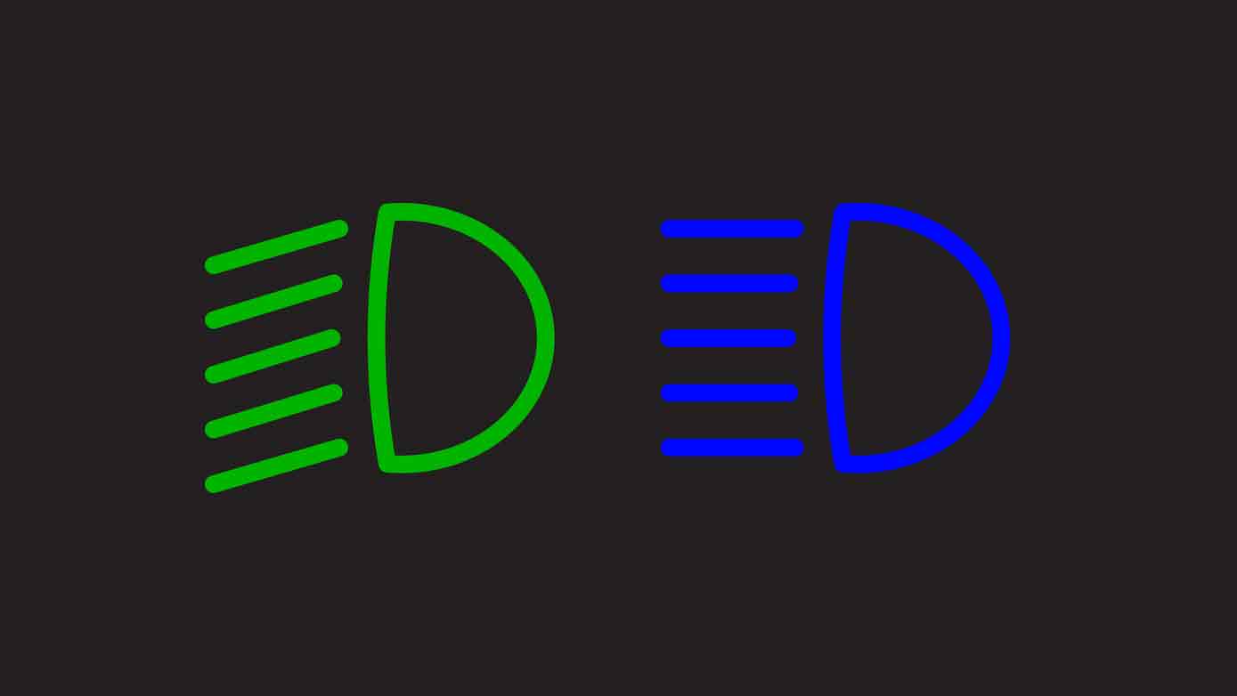 Das sind die Symbole f&uuml;r Abblendlicht und Fernlicht im Fahrzeug. Beim Abblendlicht (links) zeigen die Striche nach unten und beim Fernlicht (rechts) nach vorne.