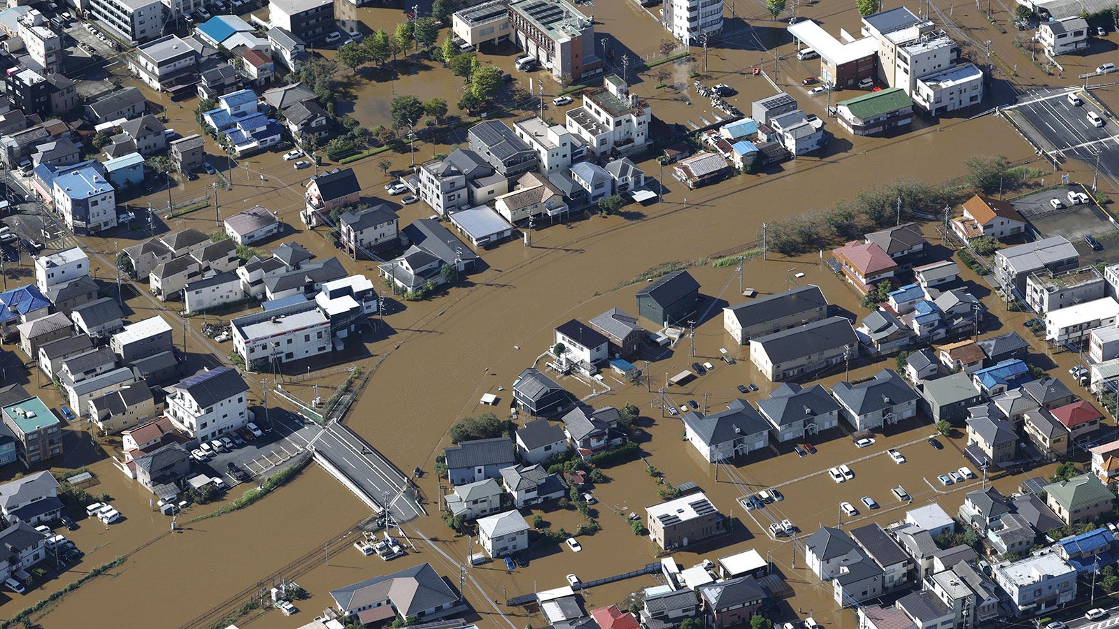 Das Foto, das aus einem Hubschrauber der Nachrichtenagentur Kyodo News aufgenommen wurde, zeigt ein &uuml;berflutetes Wohngebiet in Sakura in der Pr&auml;fektur Chiba im Osten Japans nach starken Regenf&auml;llen, die durch den Taifun "Dujuan" verursacht wurden. (zu dpa: &laquo;Mindestens vier Tote in Japan durch Taifun&raquo;)