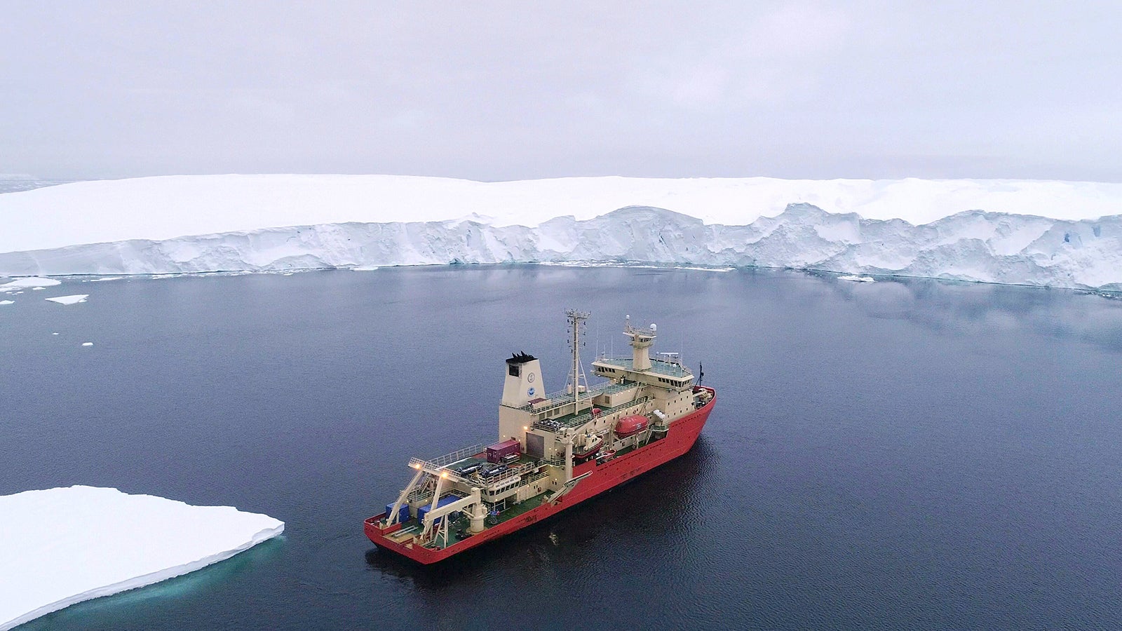 HANDOUT - 01.02.2019, ---: Das Forschungsschiff R/V Nathaniel B. Palmer, fotografiert von einer Drohne an der Eisfront des Thwaites-Gletschers im Februar 2019. Der gigantische Gletscher in der Antarktis droht einer Studie zufolge schneller abzuschmelzen als bisher angenommen - was zu einem dramatischen Anstieg des Meeresspiegels f&uuml;hren k&ouml;nnte. (zu dpa &laquo;Studie: Thwaites-Gletscher k&ouml;nnte schneller abschmelzen als gedacht&raquo;) Foto: Alexandra Mazur/University of Gothenburg/dpa - ACHTUNG: Nur zur redaktionellen Verwendung im Zusammenhang mit der aktuellen Berichterstattung und nur mit vollst&auml;ndiger Nennung des vorstehenden Credits +++ dpa-Bildfunk +++