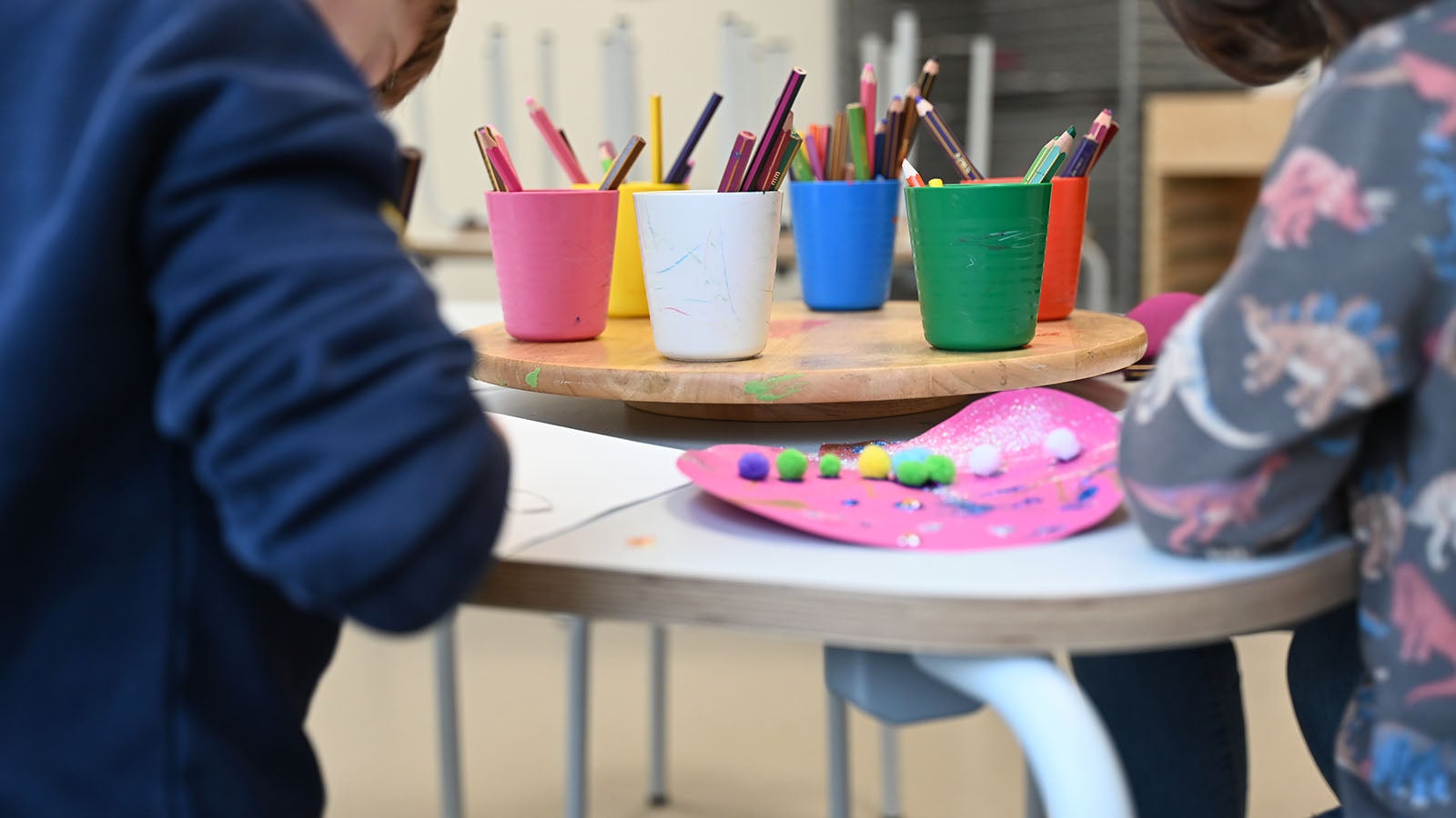 Kinder basteln gemeinsam in einer Kindertagesst&auml;tte. Foto: Maximilian von Klenze/dpa