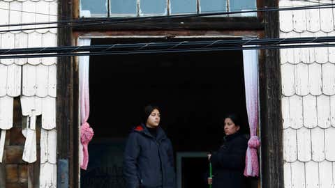 25.05.2025, Chile, Puerto Varas: Bewohner stehen in einem Haus, das nach einem Tornado in Puerto Varas, Chile, beschädigt wurde. Foto: Nicolas Klein/ATON via AP/dpa +++ dpa-Bildfunk +++